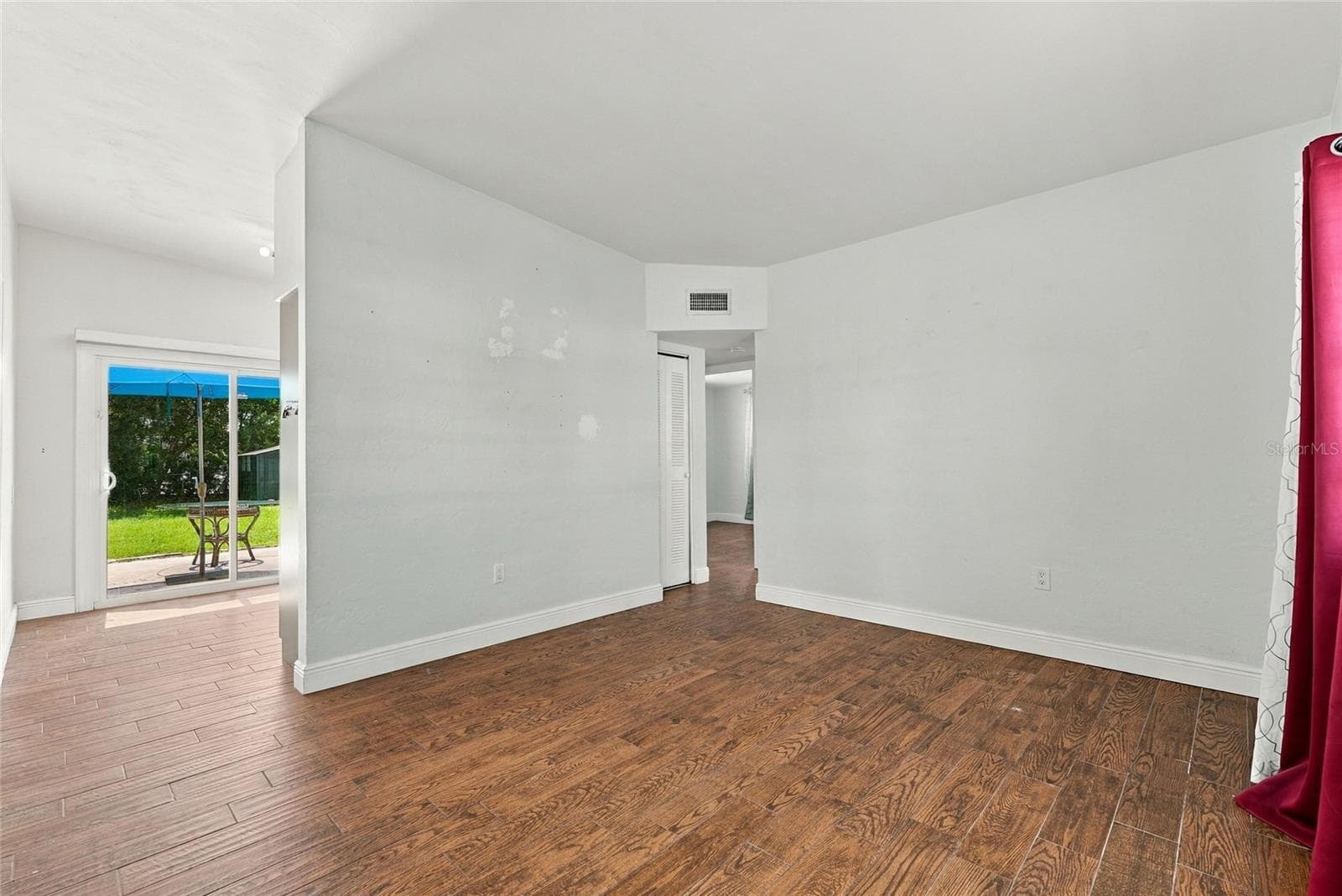 living area - 10594 104TH AVE, LARGO
