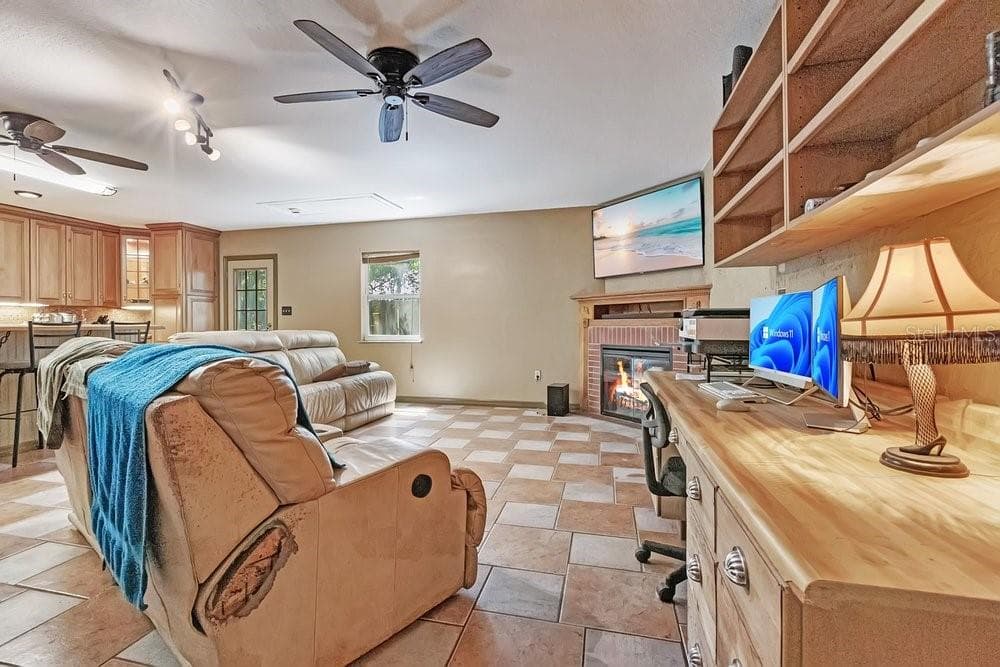 Single Family Residence at 1121 OLD POLK CITY RD, LAKELAND, photo 5 of 47