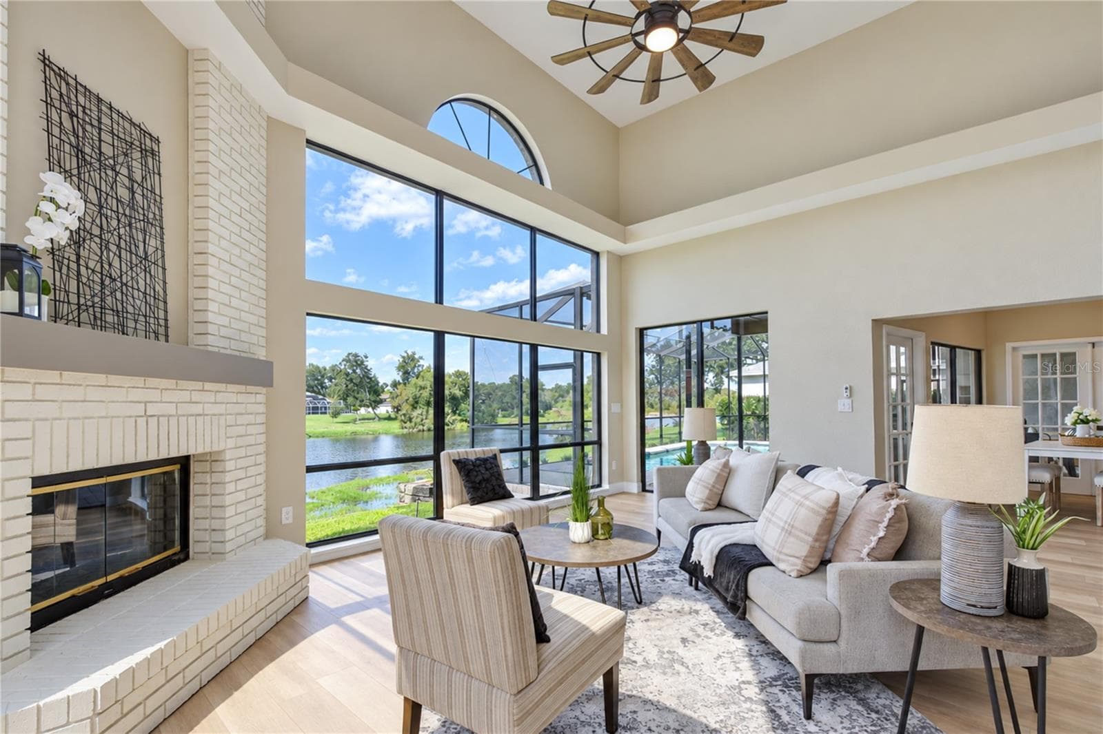 Family Room - Brick Firepace - 806 SANDRINGHAM LN, LUTZ