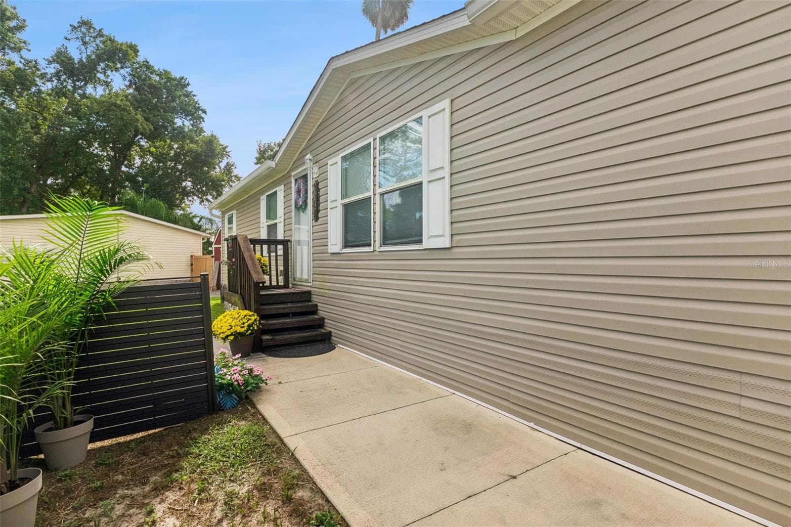 Manufactured Home at 1137 YAUPON ST, DAYTONA BEACH, photo 4 of 35