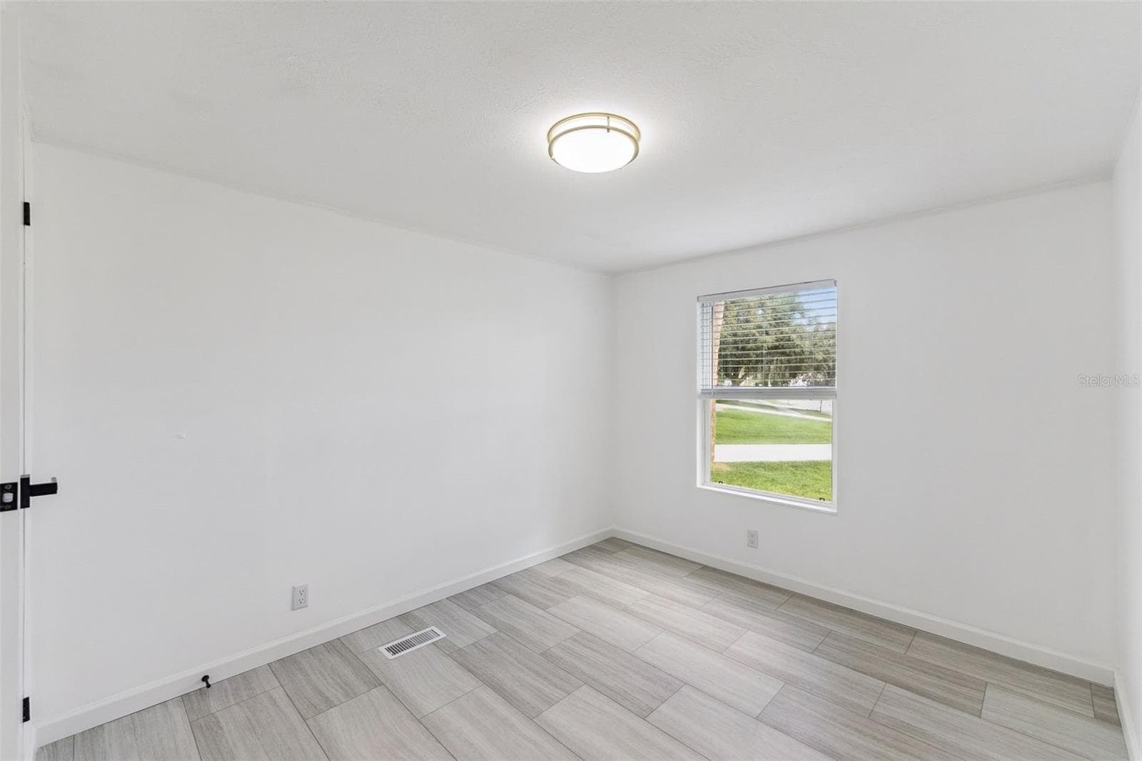 Manufactured Home at 1137 YAUPON ST, DAYTONA BEACH, photo 25 of 35