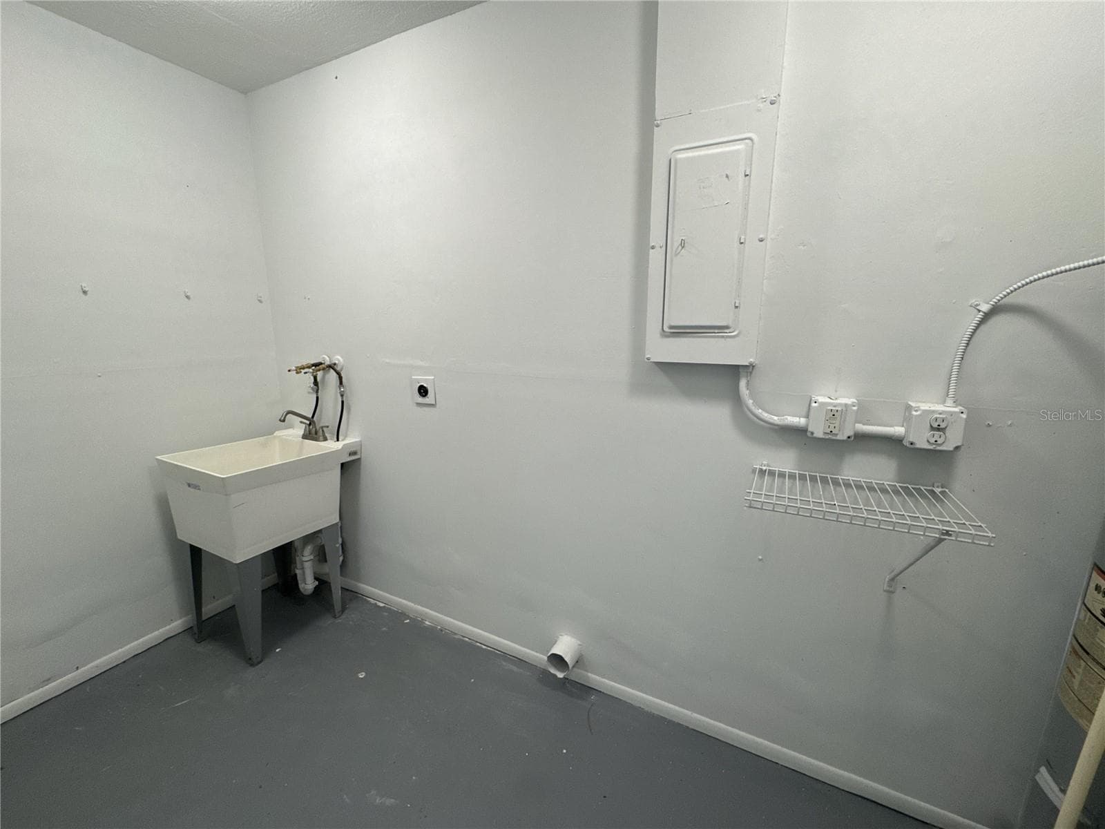 laundry area of garage - 322 READING ST NW, PORT CHARLOTTE