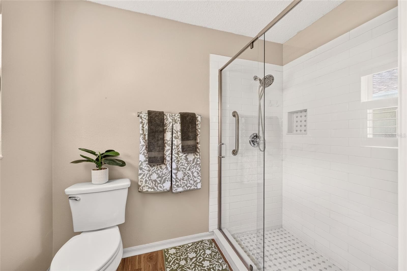 Walk in shower - 17101 SE 94TH BERRIEN CT, THE VILLAGES