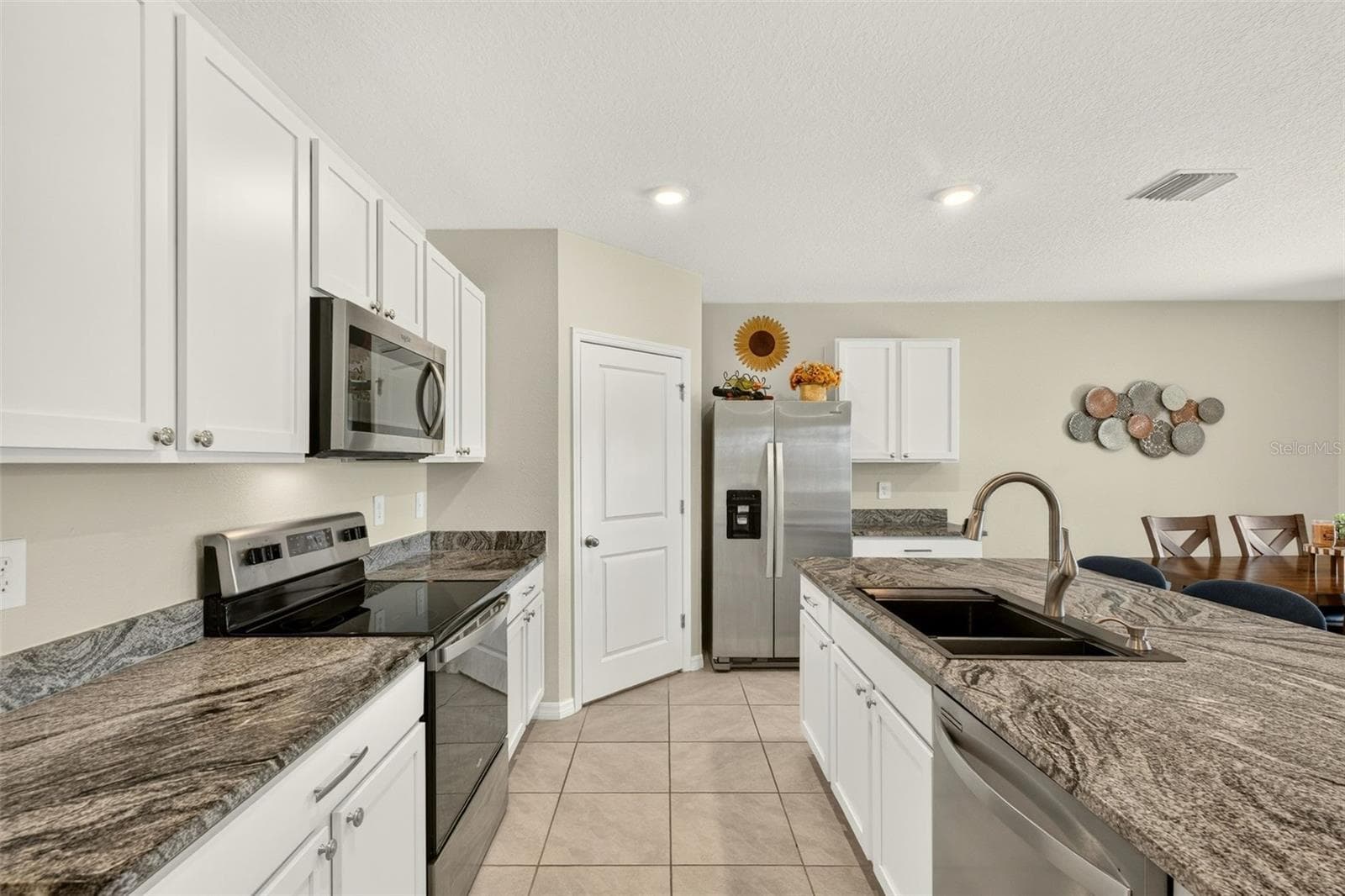 Single Family Residence at 17206 RESERVA DR, BRADENTON, photo 13 of 91