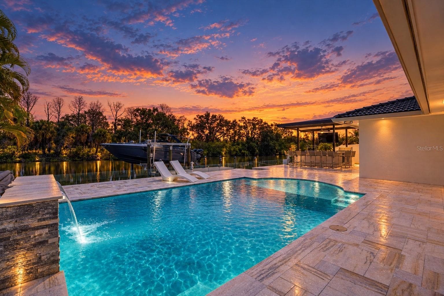Saltwater pool with marble decking and outdoor kitchen - 3923 DORAL DR, TAMPA