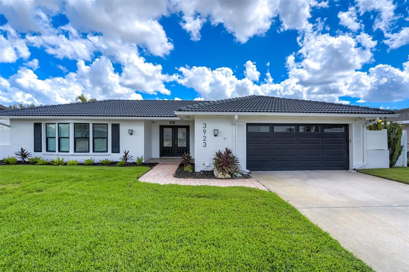 Single Family Residence at 3923 DORAL DR, TAMPA, photo 2 of 33