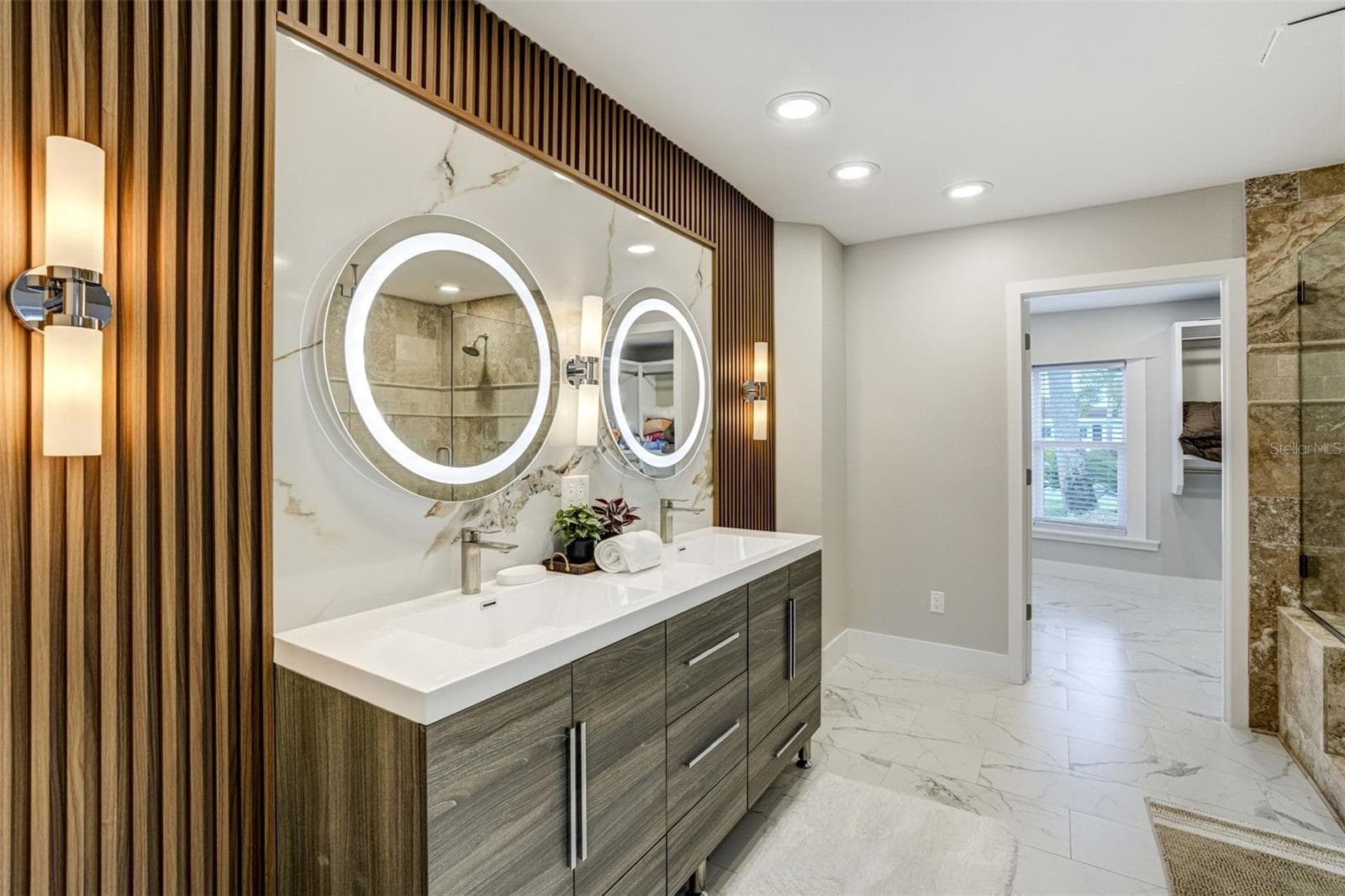 Primary en-suite bathroom - 3923 DORAL DR, TAMPA