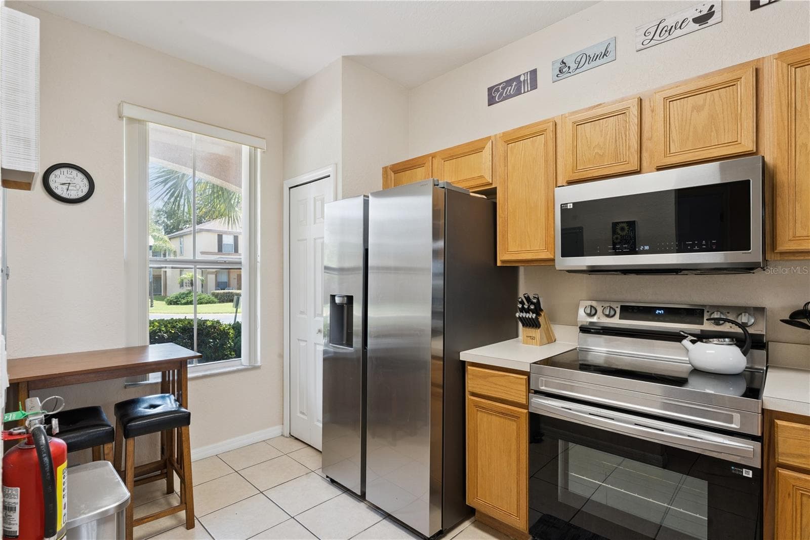 Kitchen with Breakfast area - 570 CALABRIA AVE, DAVENPORT