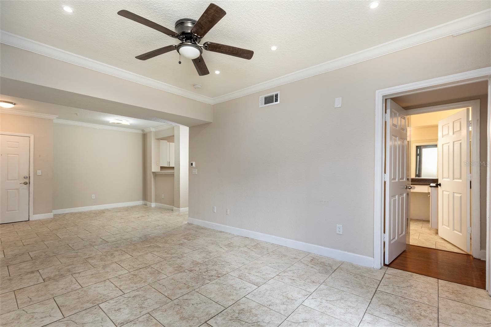 Living Area - 206 E SOUTH ST #4007, ORLANDO