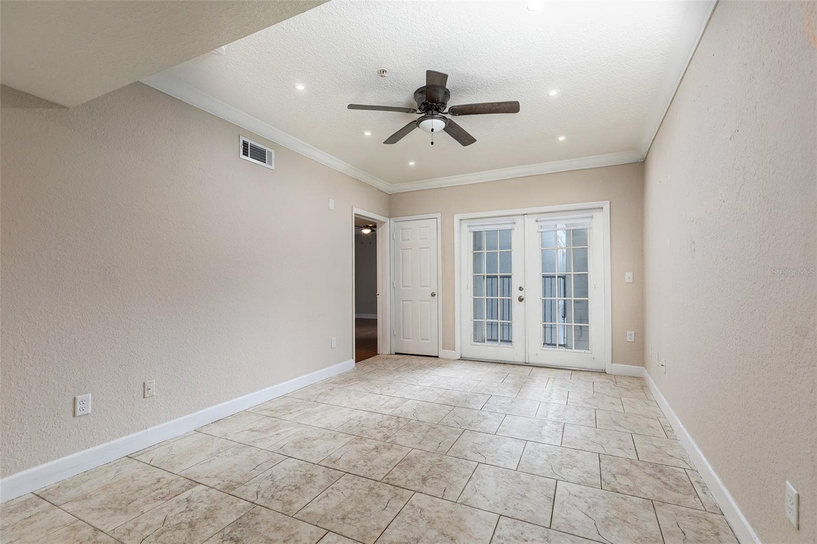 Living Area - 206 E SOUTH ST #4007, ORLANDO