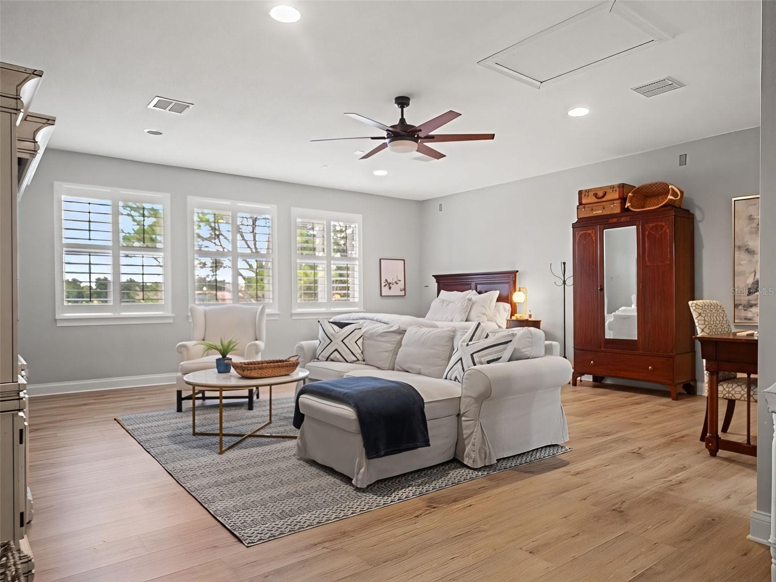 "Apartment" with bed, armoire, and tv/sitting area - 25535 HAWKS RUN LN, SORRENTO