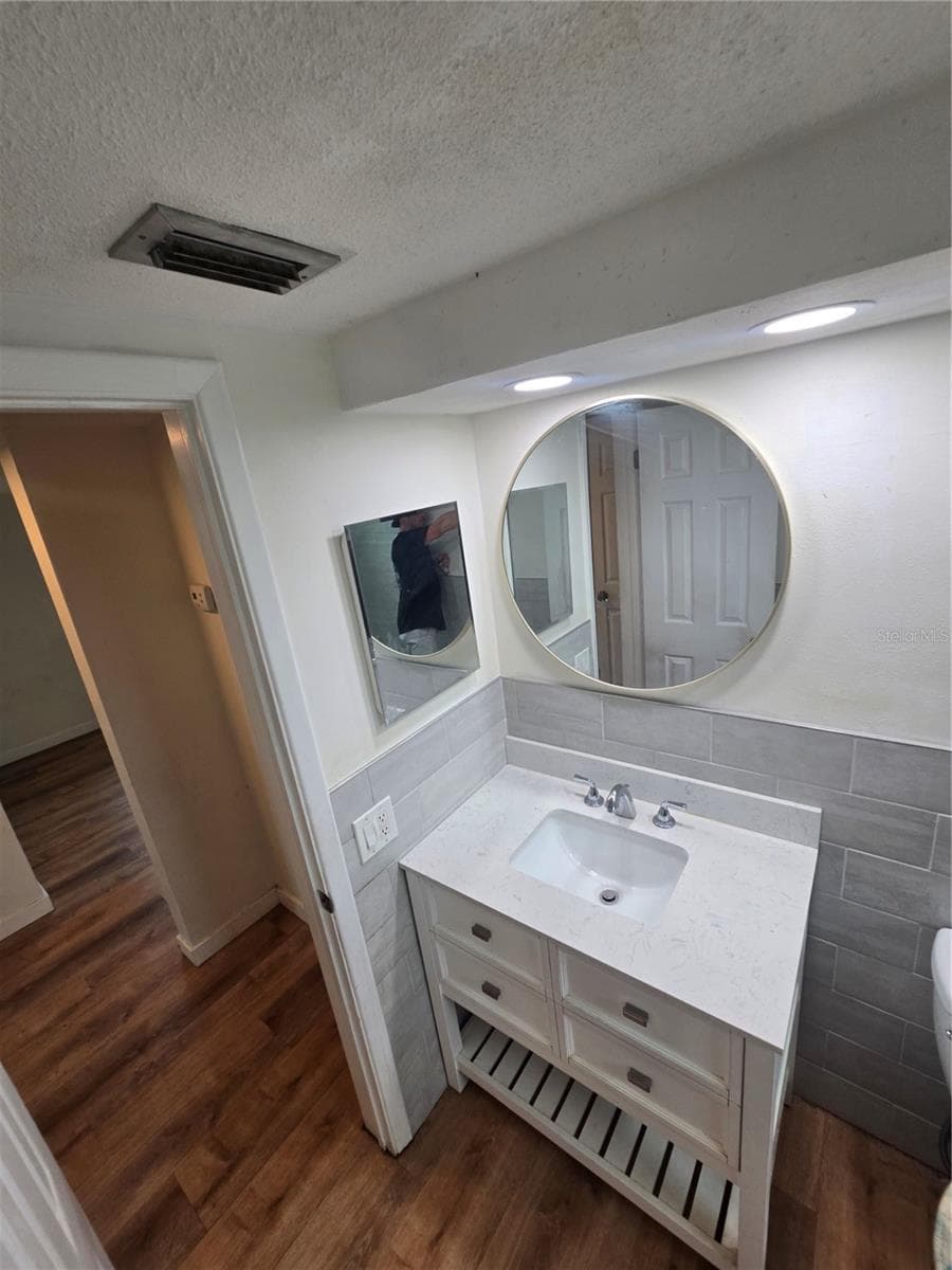 Bathroom 1 - 2055 NORFOLK DR, HOLIDAY