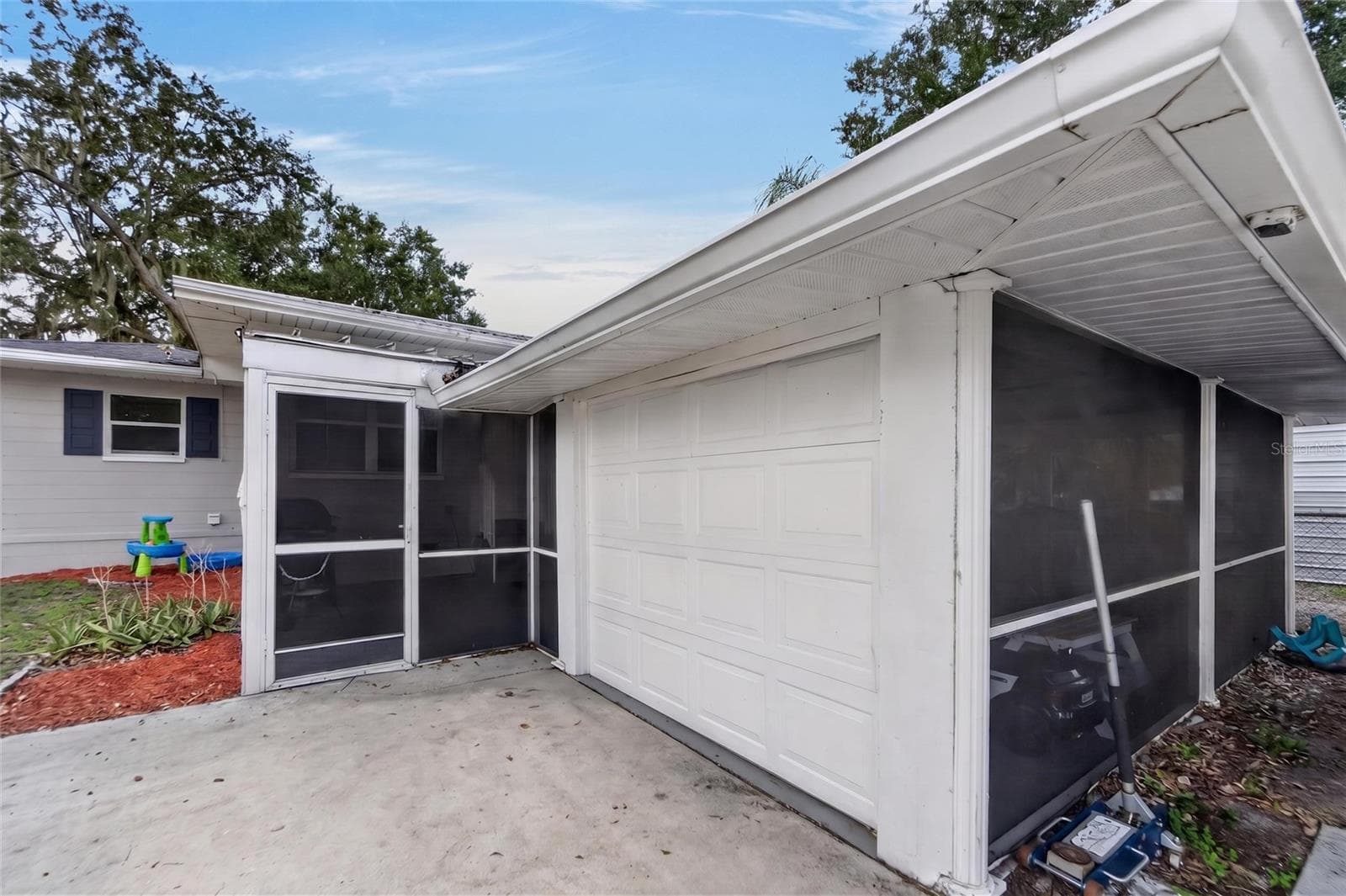 outside of screen patio - 703 INTERLACHEN PKWY, LAKELAND