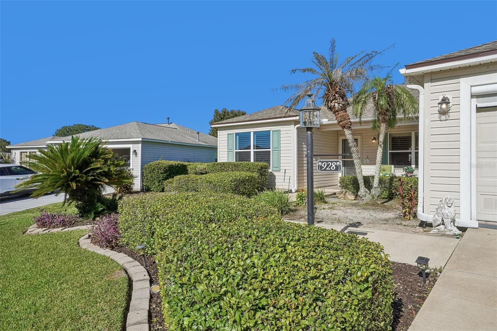 Front Landscaping - 928 EASTMONT CT, THE VILLAGES