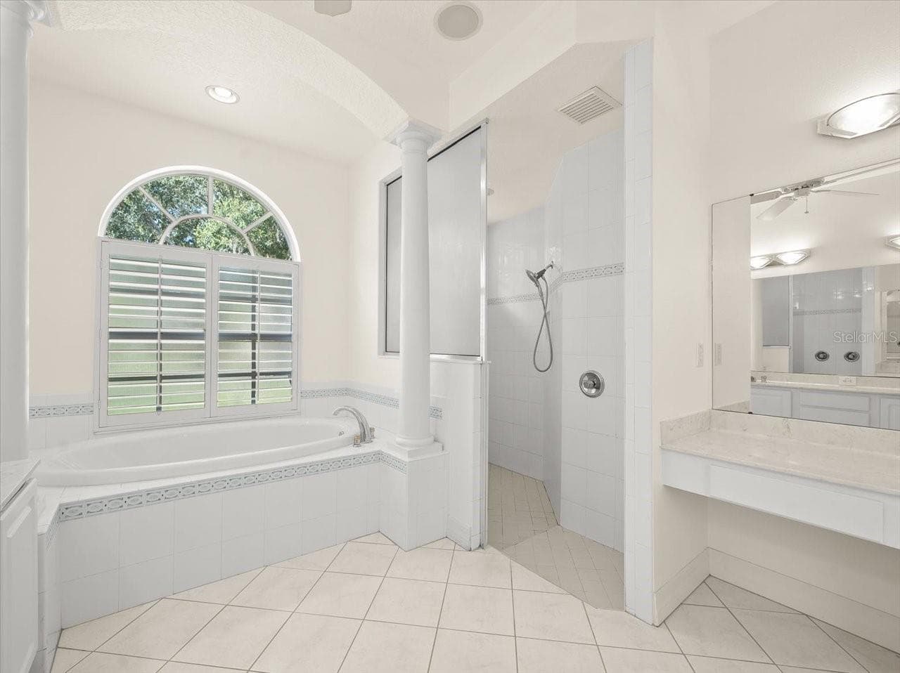 Single Family Residence at 15019 LAKE EMERALD BLVD, TAMPA, photo 25 of 37