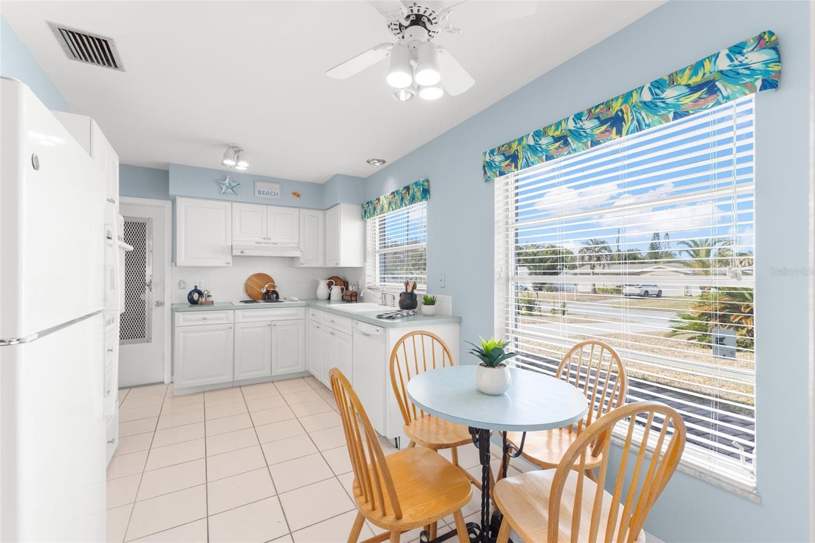 Kitchen with space for a small table - 2019 HIGH RIDGE DR, CLEARWATER