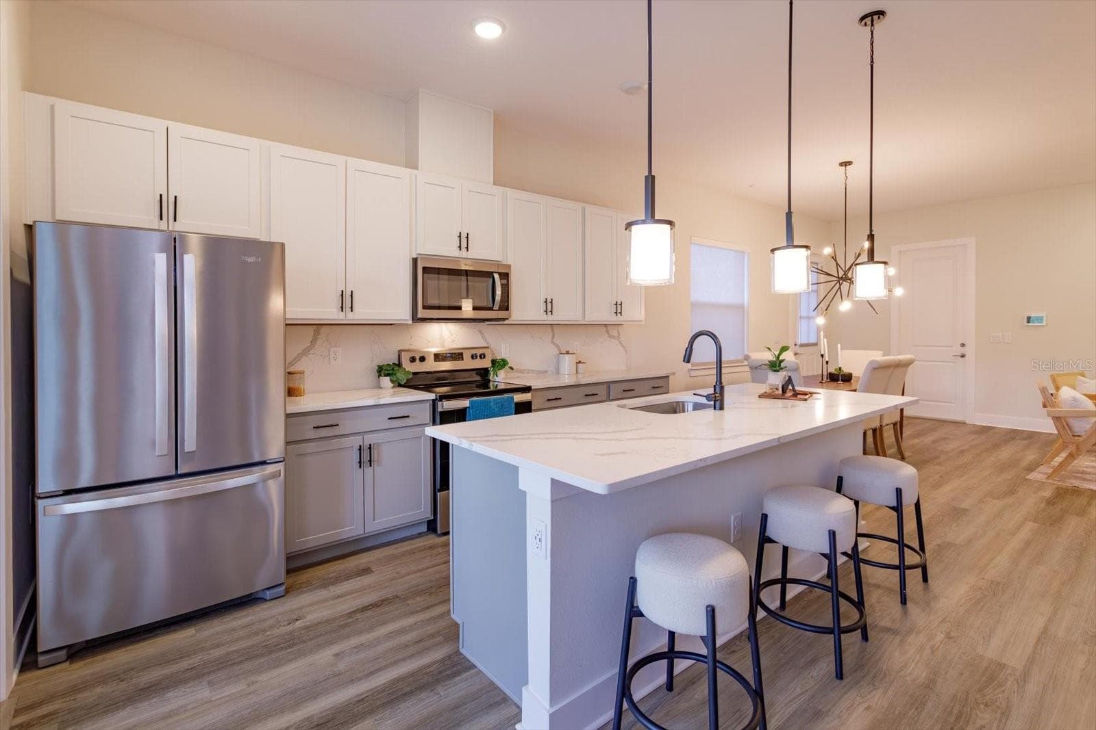Breakfast bar with pendant lighting - 1430 BROOKDALE CT, OVIEDO