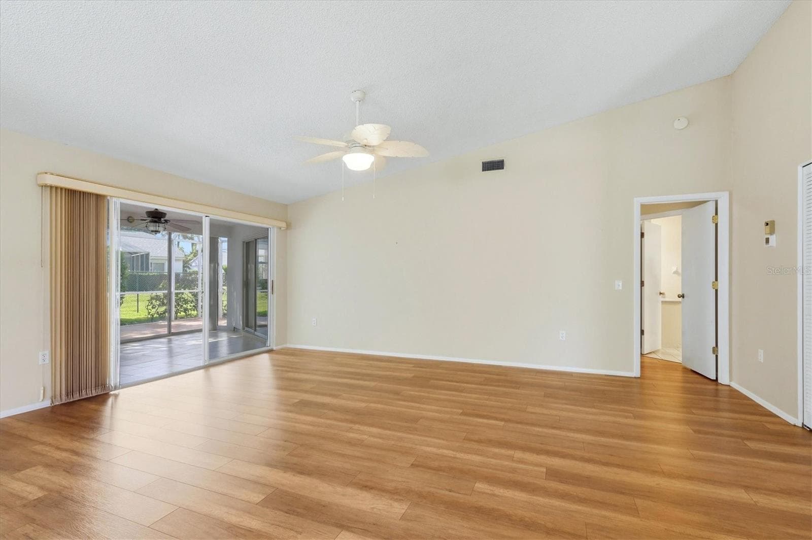 Inviting Great Room - 5837 GARDEN LAKES DR, BRADENTON