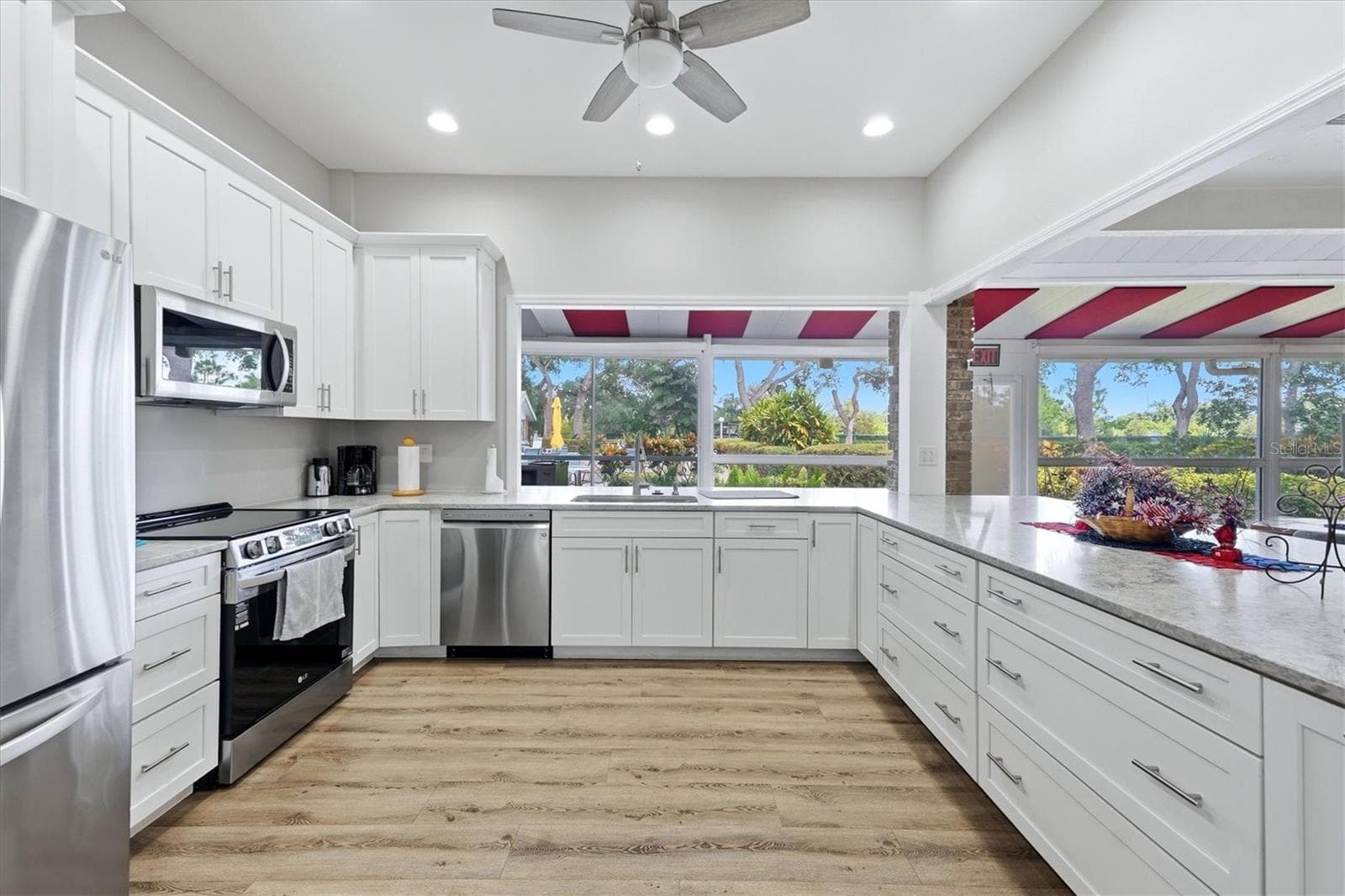 Clubhouse Kitchen - 5837 GARDEN LAKES DR, BRADENTON