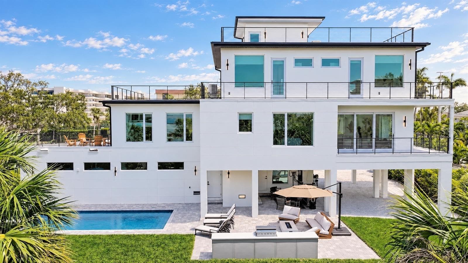 Full outdoor kitchen and heated salt water pool with hot tub spa - 8800 MIDNIGHT PASS RD, SARASOTA