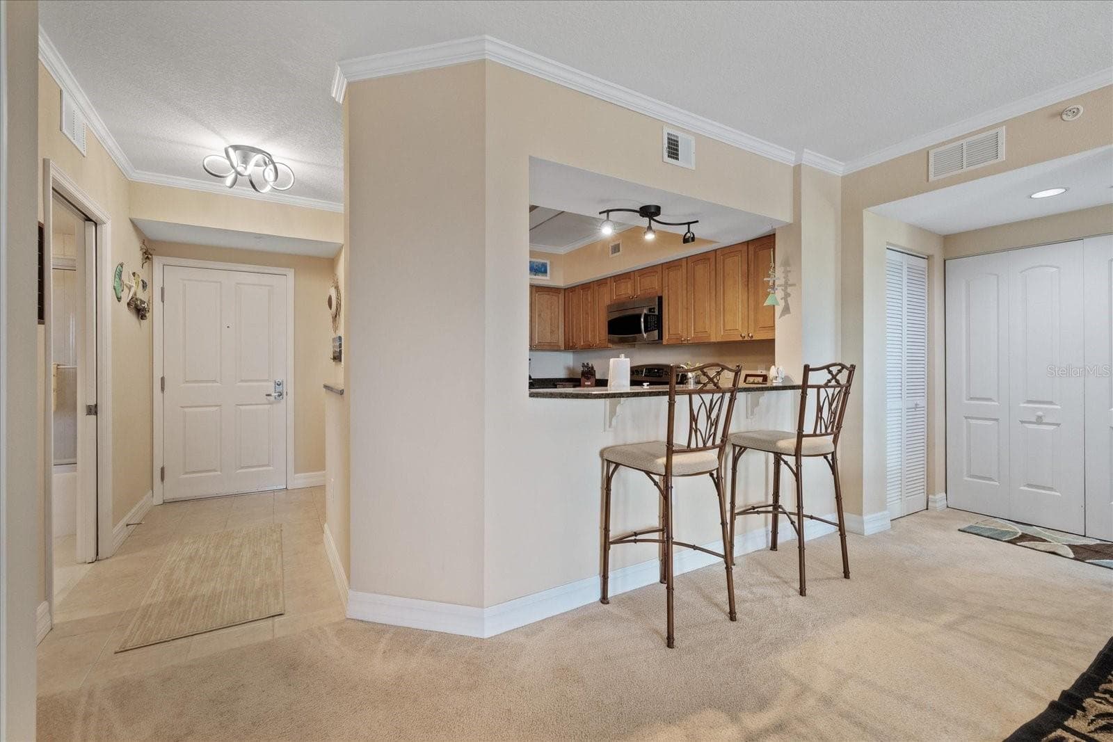 Bar top for seating - 4516 SEAGULL DR #507, NEW PORT RICHEY