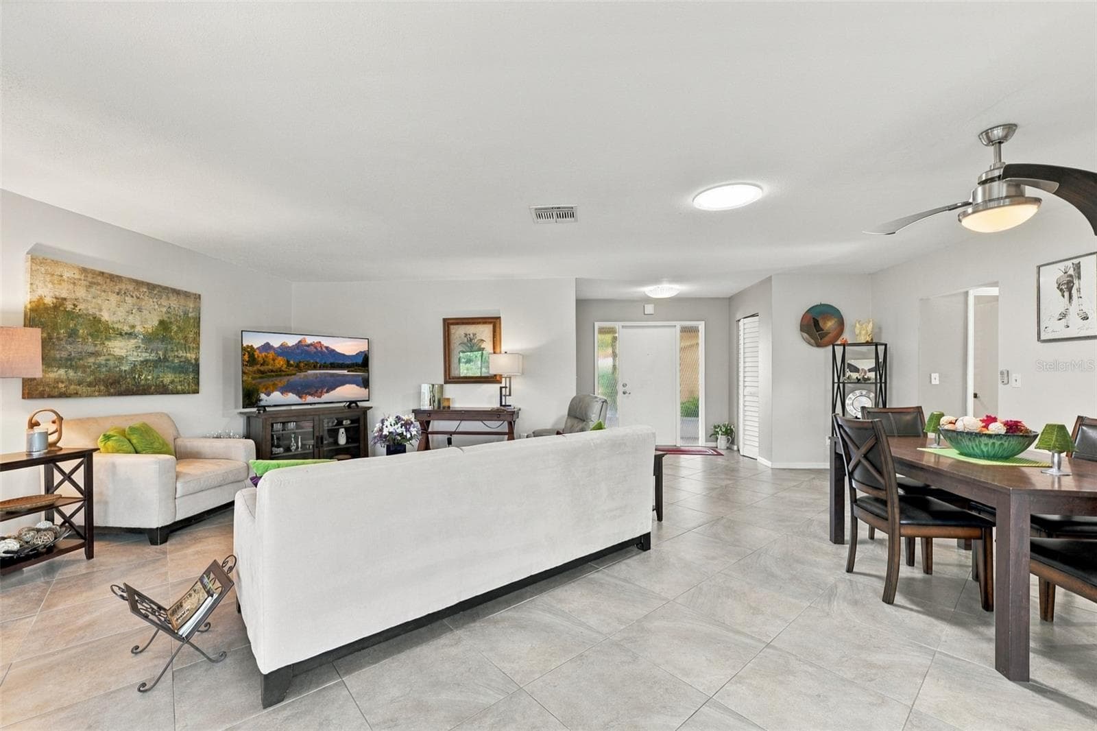 An wonderfully large open floor plan with natural Florida sunshine entering from all sides. - 211 STONEHAM DR, SUN CITY CENTER
