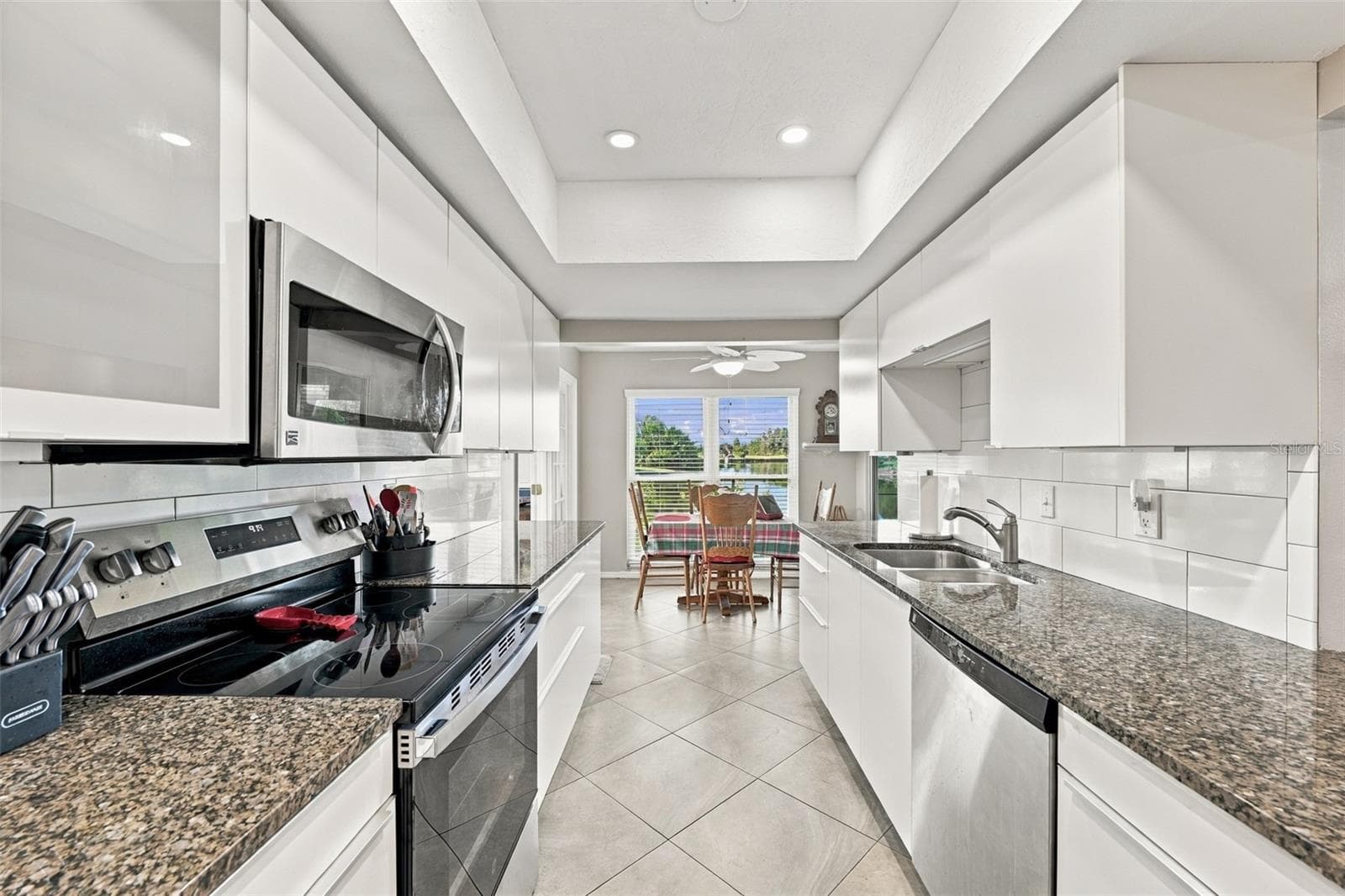 Modern, bright and exceptionally clean and functional kitchen. - 211 STONEHAM DR, SUN CITY CENTER