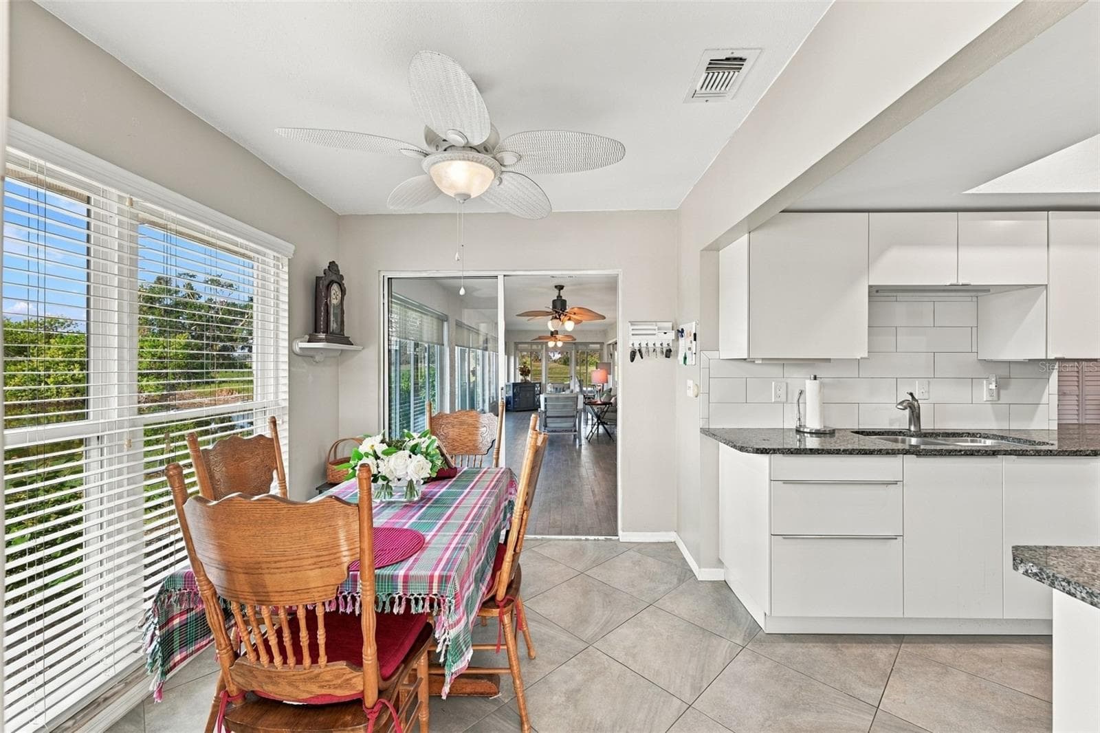 Beautiful and cozy eat-in kitchen is perfect for morning coffee and watching the wild life. - 211 STONEHAM DR, SUN CITY CENTER