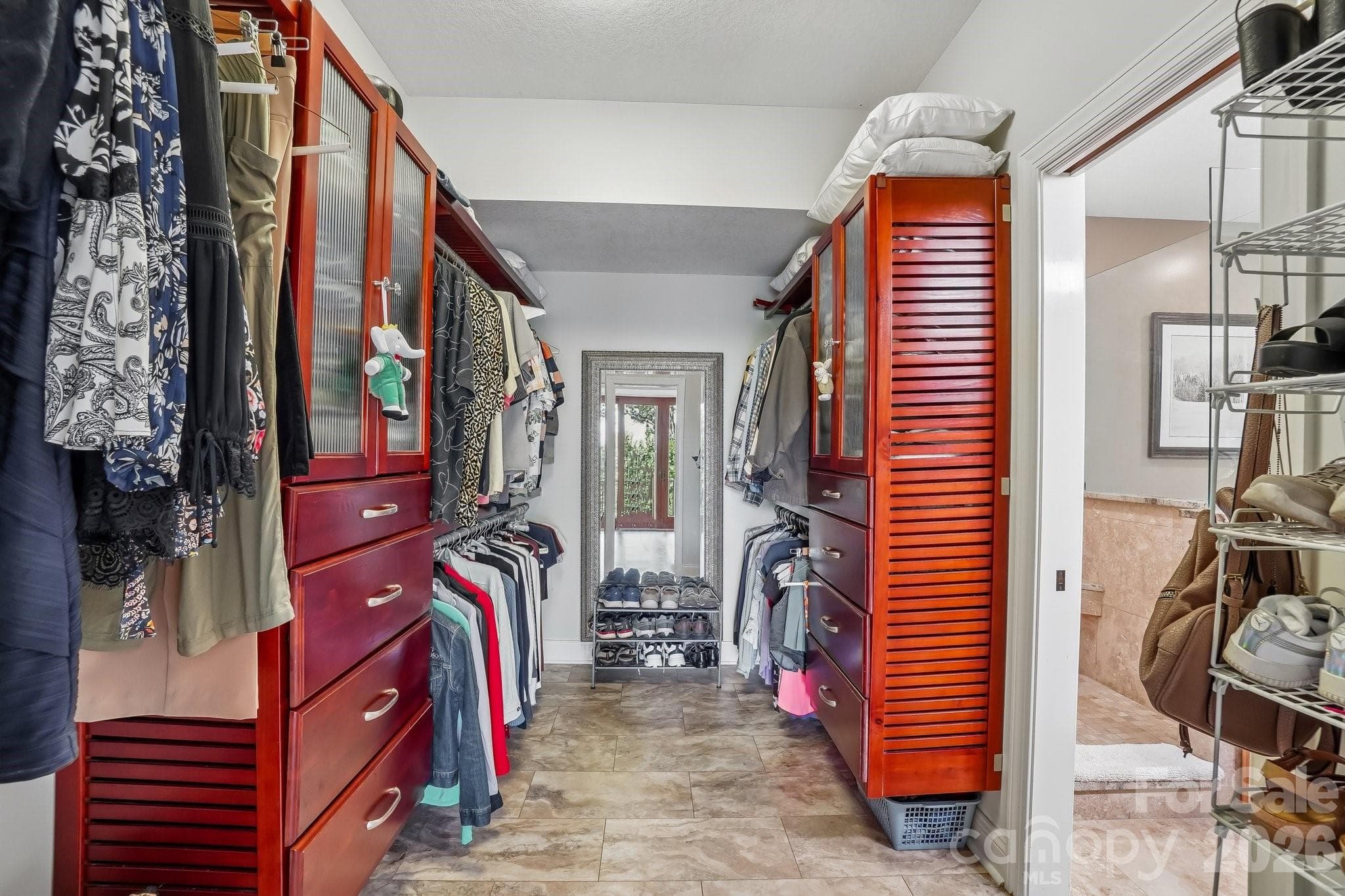 Master Walk-in closet - 1000 Reems Cove Road, Marshall