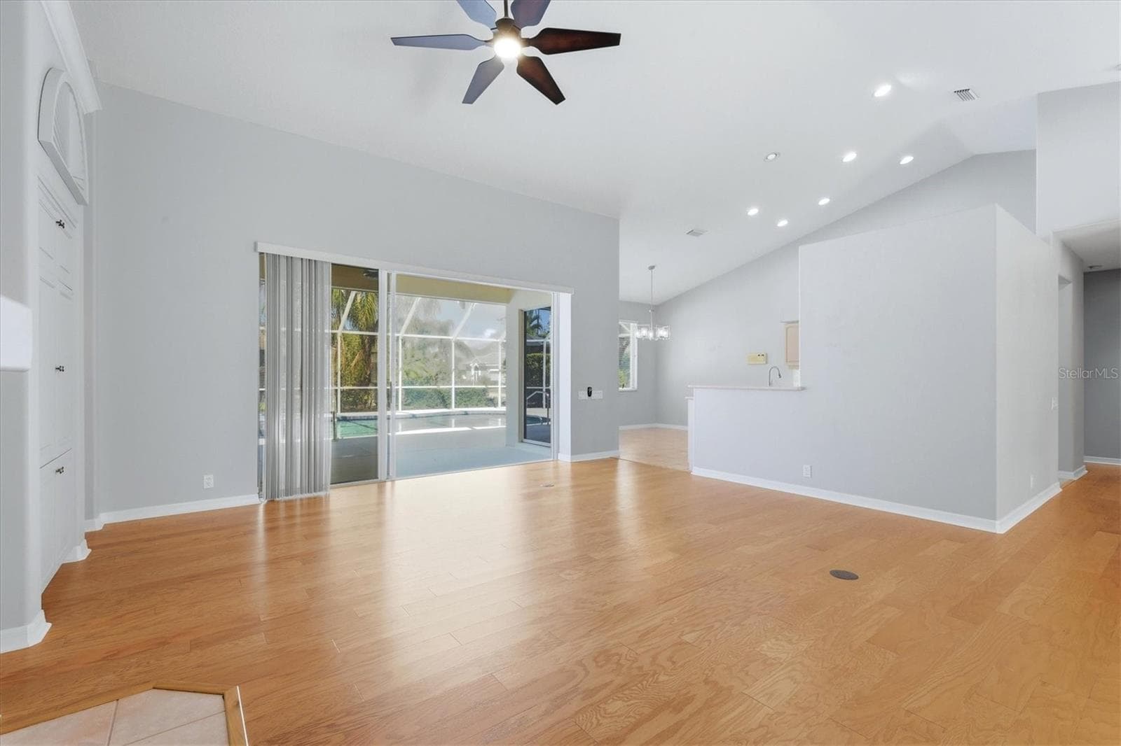 Single Family Residence at 8404 MISTY MORNING CT, LAKEWOOD RANCH, photo 15 of 60