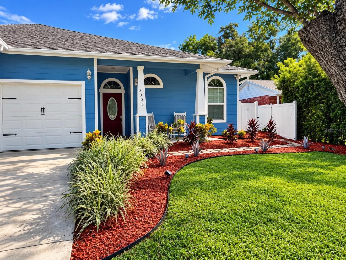 Beautifully landscaped all over! - 3009 W CLINTON ST, TAMPA