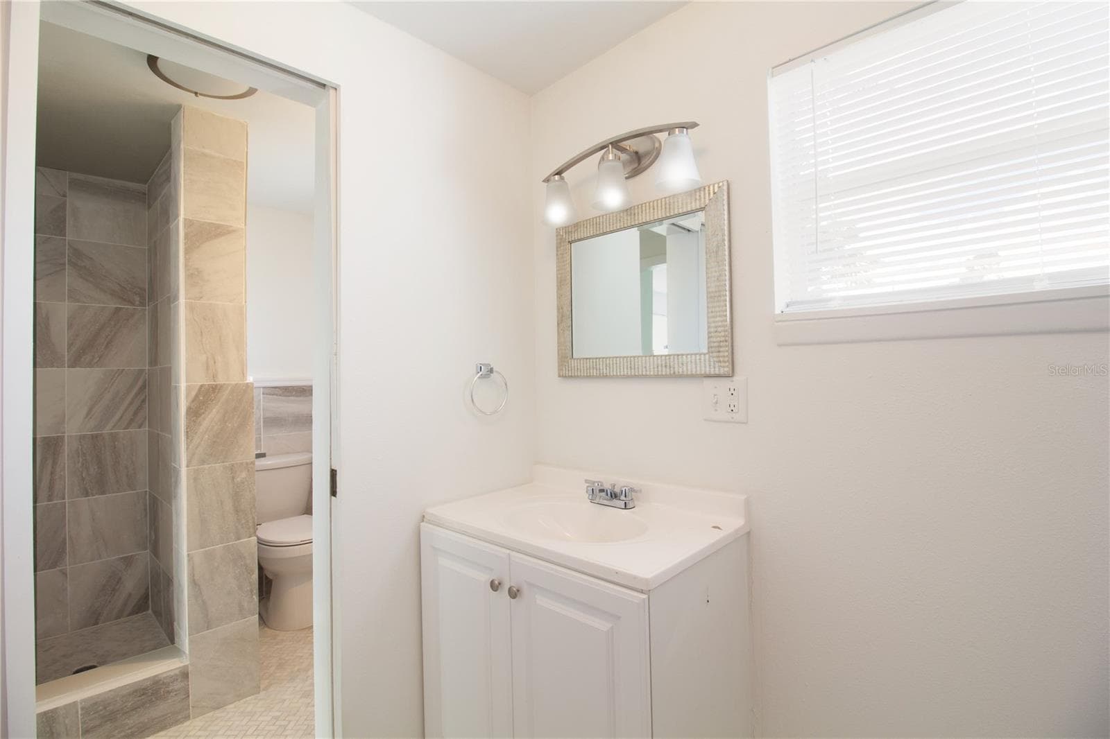 Primary Ensuite Bathroom - 1408 JENNINGS DR, HOLIDAY