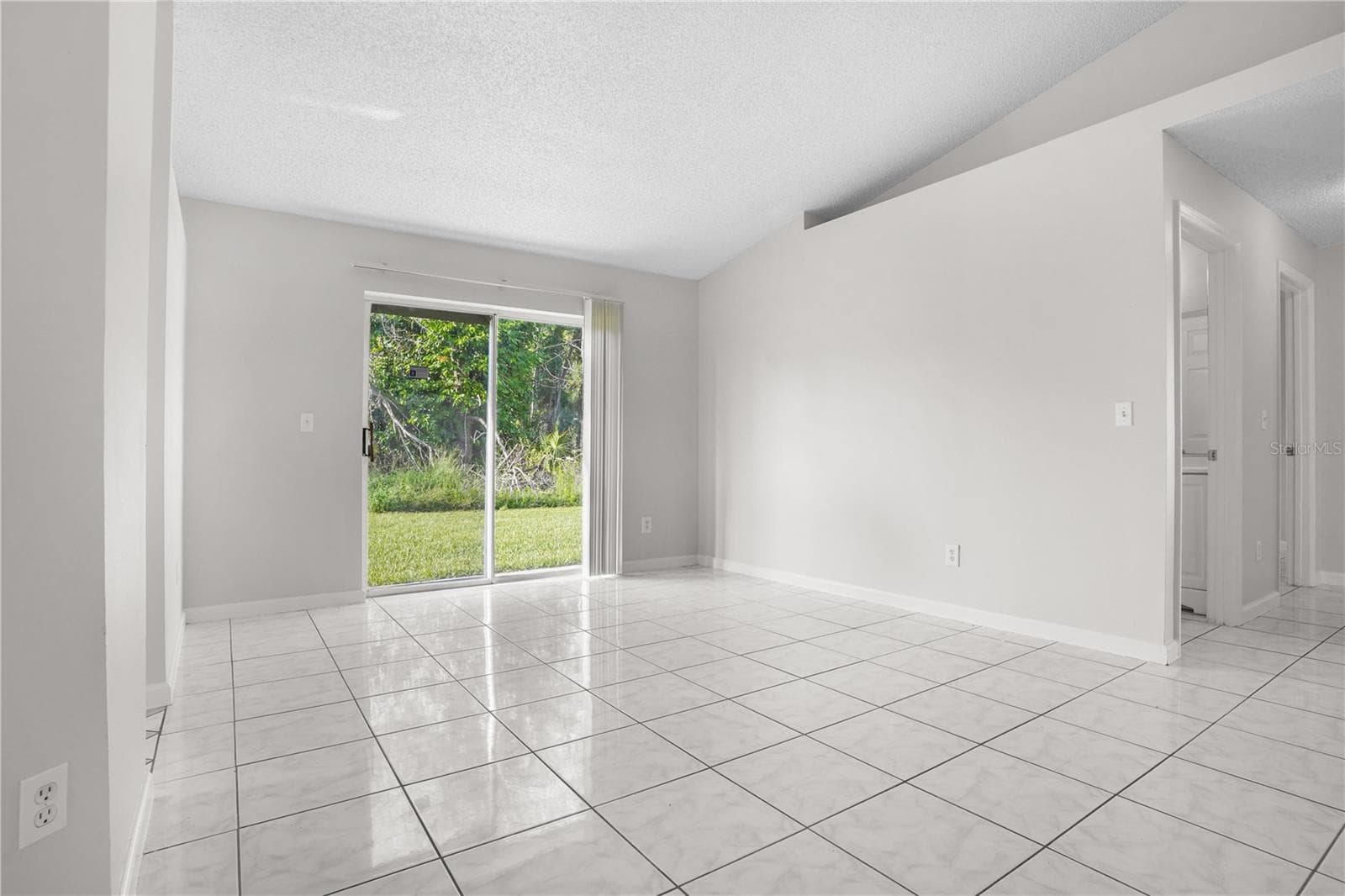 Single Family Residence at 636 REGENCY WAY, KISSIMMEE, photo 7 of 35