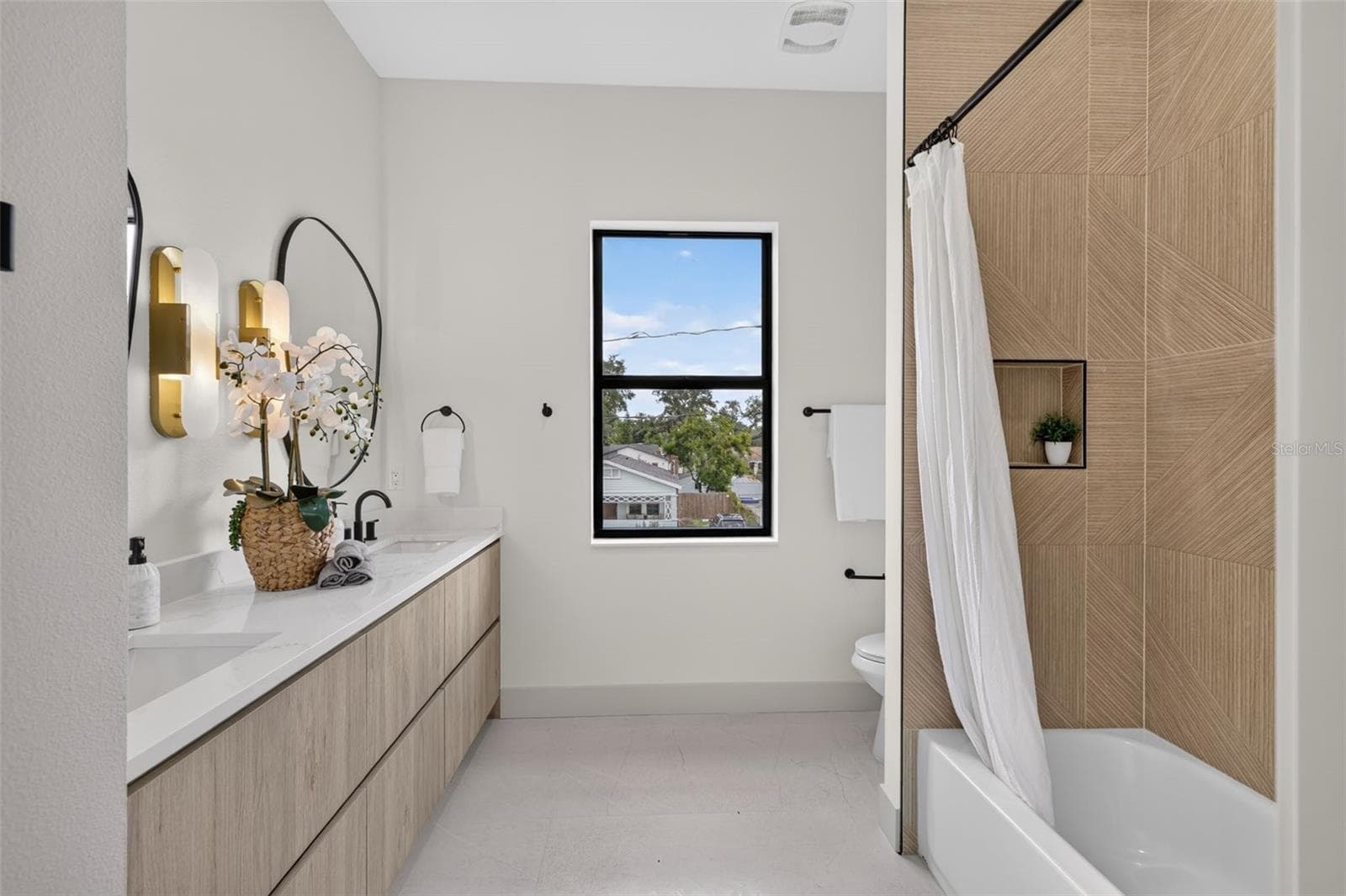 Upstairs Guest Bath - 1207 E ELLICOTT ST, TAMPA