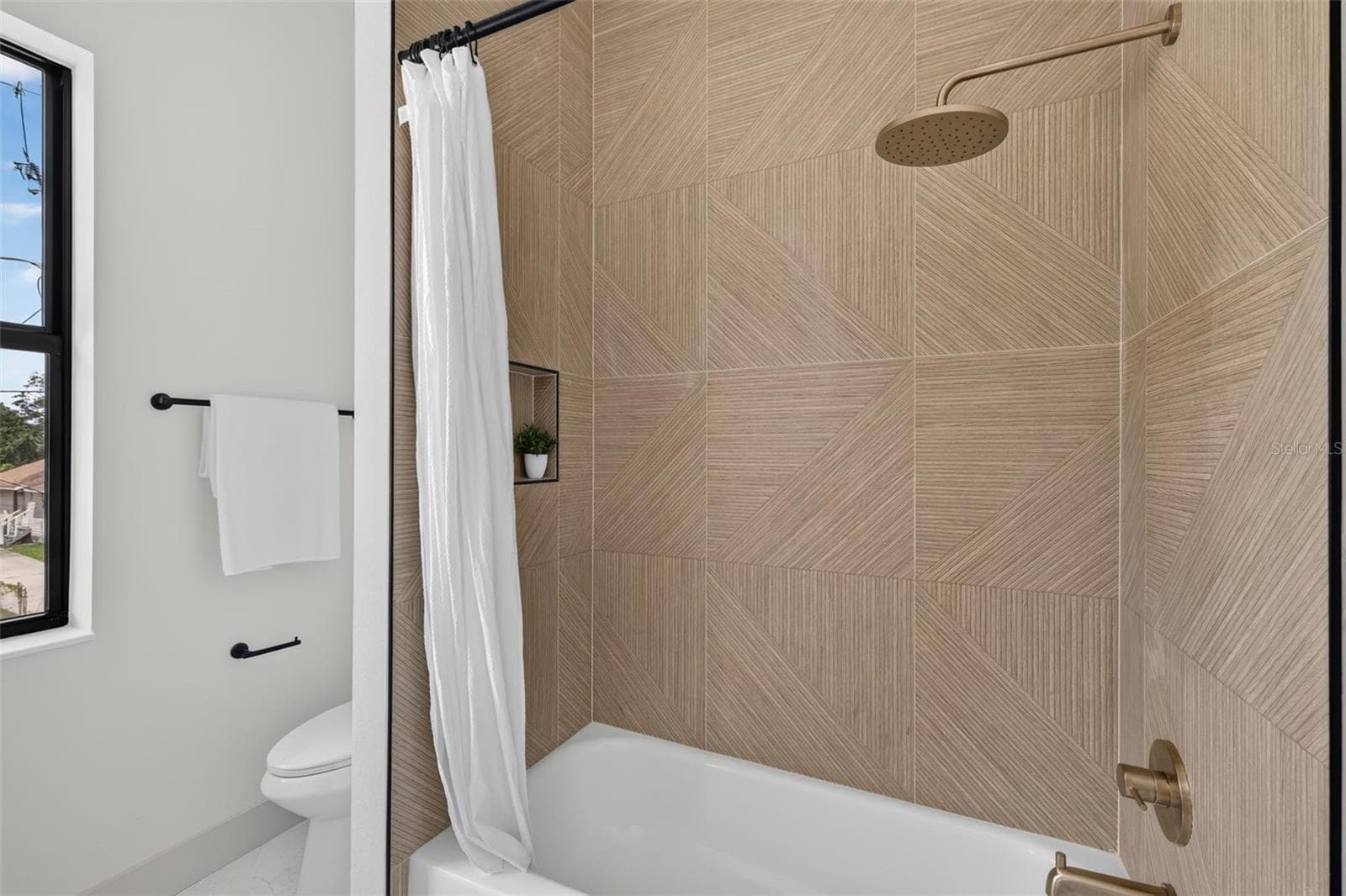 Upstairs Guest Bath - 1207 E ELLICOTT ST, TAMPA