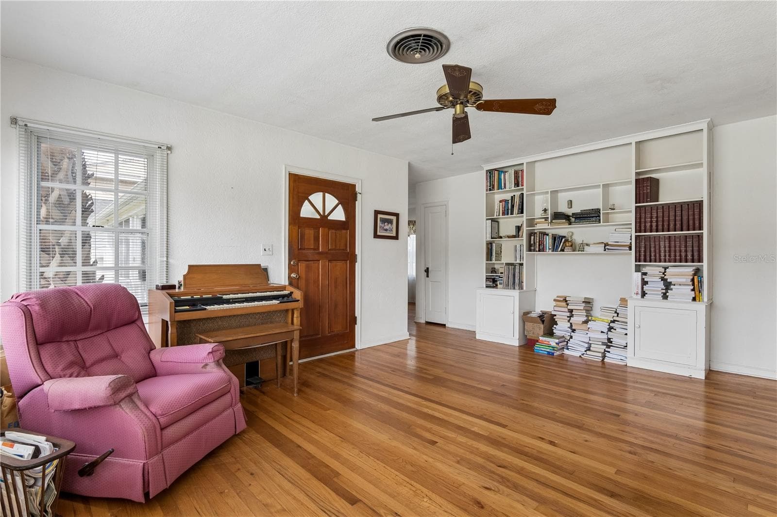 Single Family Residence at 1125 GUERNSEY ST, ORLANDO, photo 3 of 17