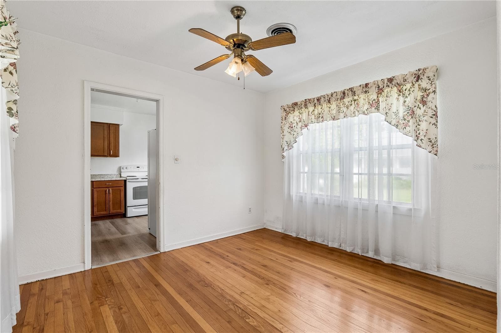 Single Family Residence at 1125 GUERNSEY ST, ORLANDO, photo 6 of 17