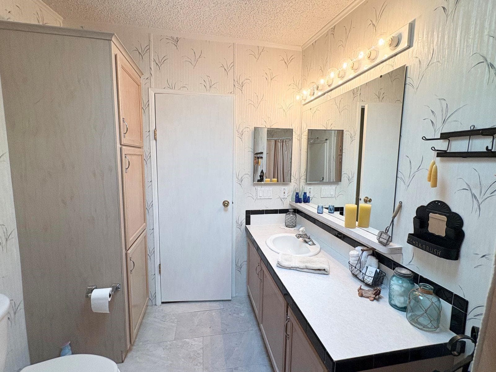 Guest bathroom with tub/shower and storage - 809 STARBOARD AVE, EDGEWATER