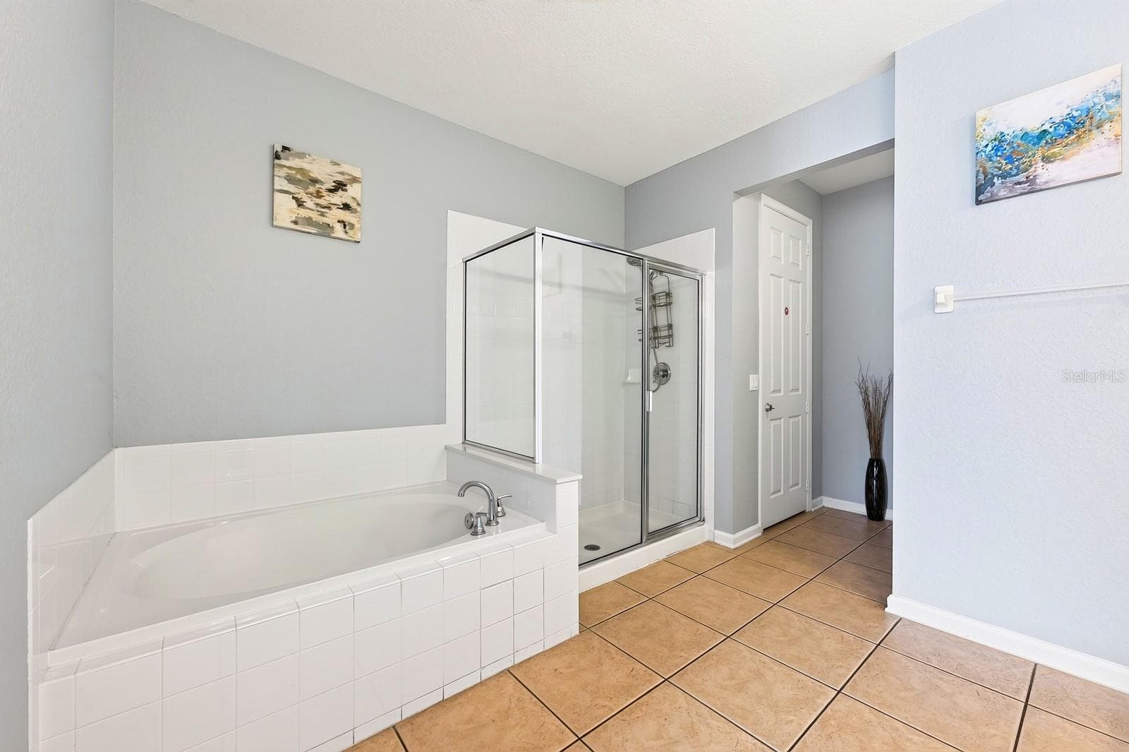 Primary ensuite bath. - 5049 SHOREWAY LOOP #1-201, ORLANDO