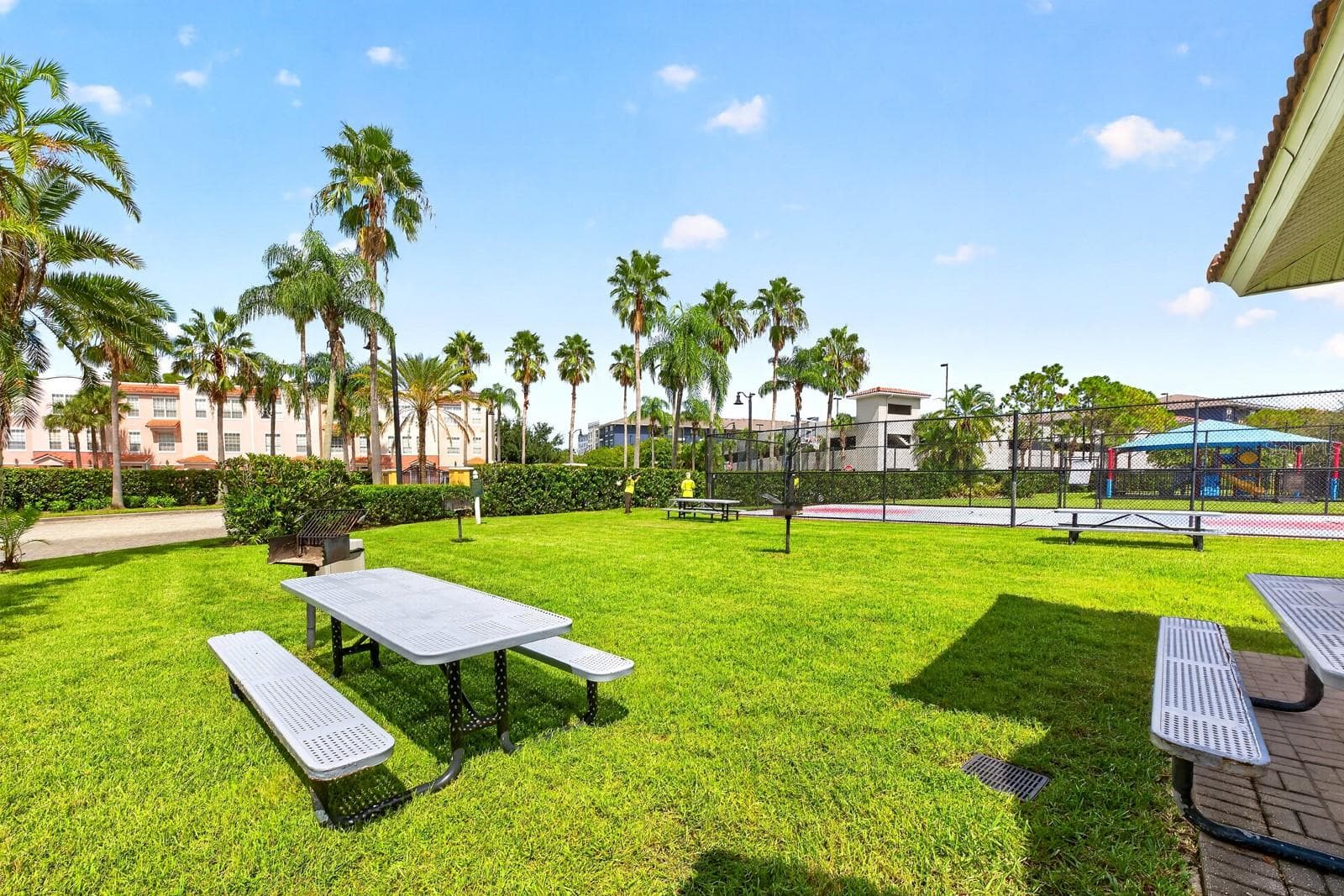 Picnic/BBQ area. - 5049 SHOREWAY LOOP #1-201, ORLANDO