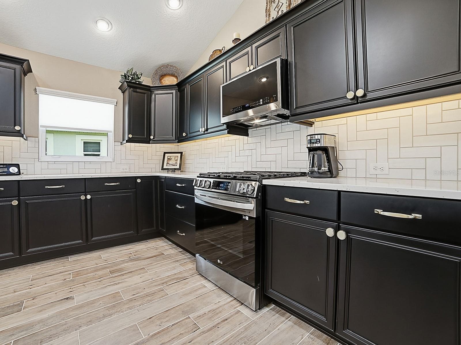LOVELY TILE BACKSPLASH WITH UNDER CABINET LIGHTING! - 3075 LICCIARDELLO PATH, THE VILLAGES