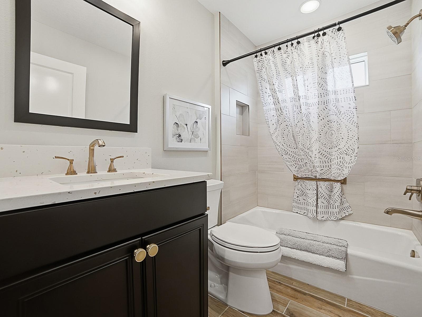 2ND GUEST BATH WITH QUARTZ COUNTERTOPS AND TUB/SHOWER. - 3075 LICCIARDELLO PATH, THE VILLAGES