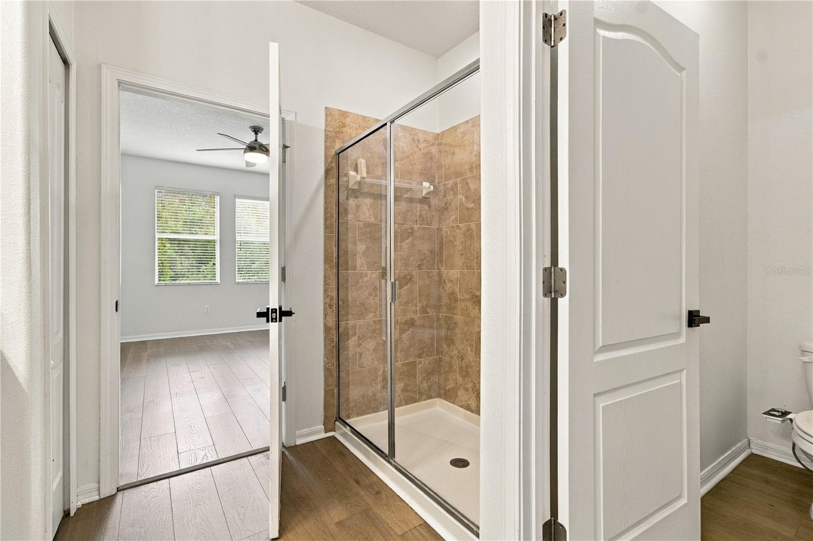 Primary Bedroom - Walk in Shower and Private WC - 18928 HAMPSTEAD HEATH CT, LAND O LAKES