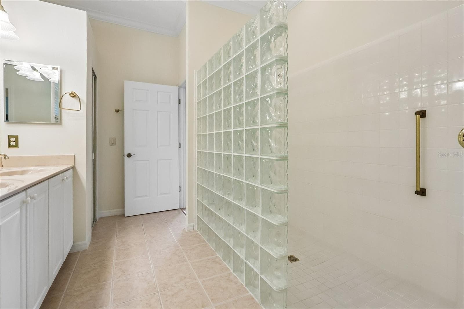 Allows Privacy for Guest - 24445 MADEWOOD AVE, LEESBURG