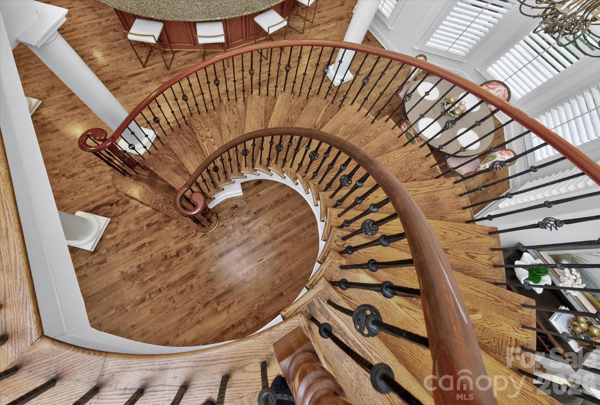 Dramatic curved staircase is a wow feature upon entry - 1005 Firethorne Club Drive, Marvin