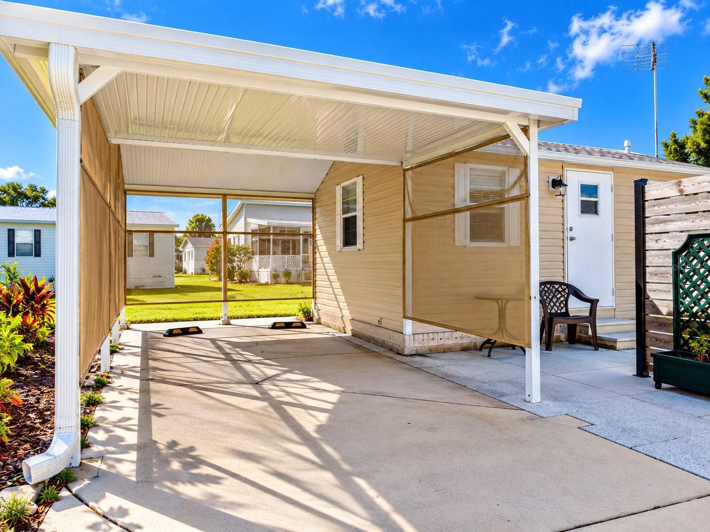 Manufactured Home at 5049 SHORE LINE DR, POLK CITY, photo 4 of 32