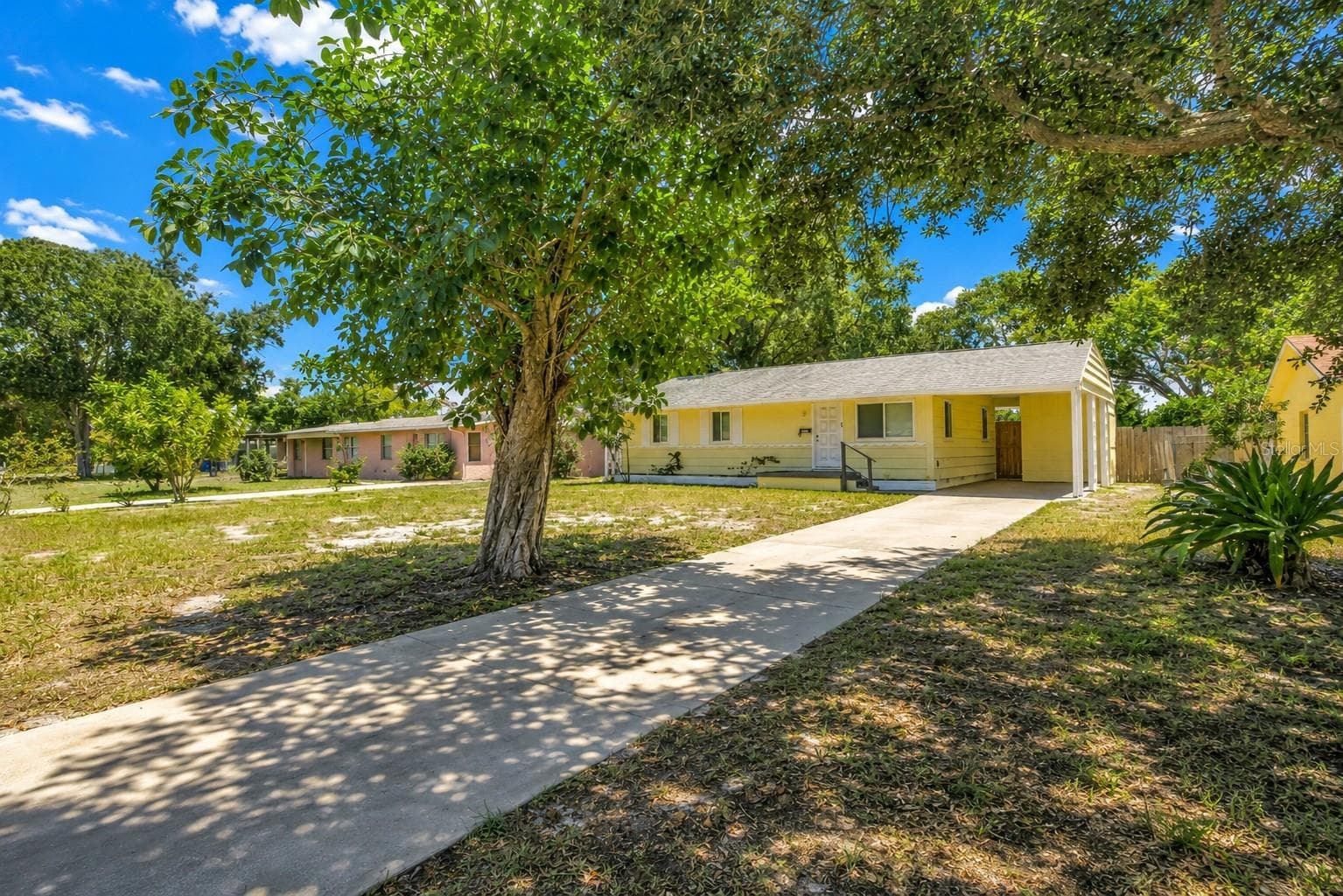 Front Driveway to carport - 930 ALCAZAR WAY S, ST PETERSBURG