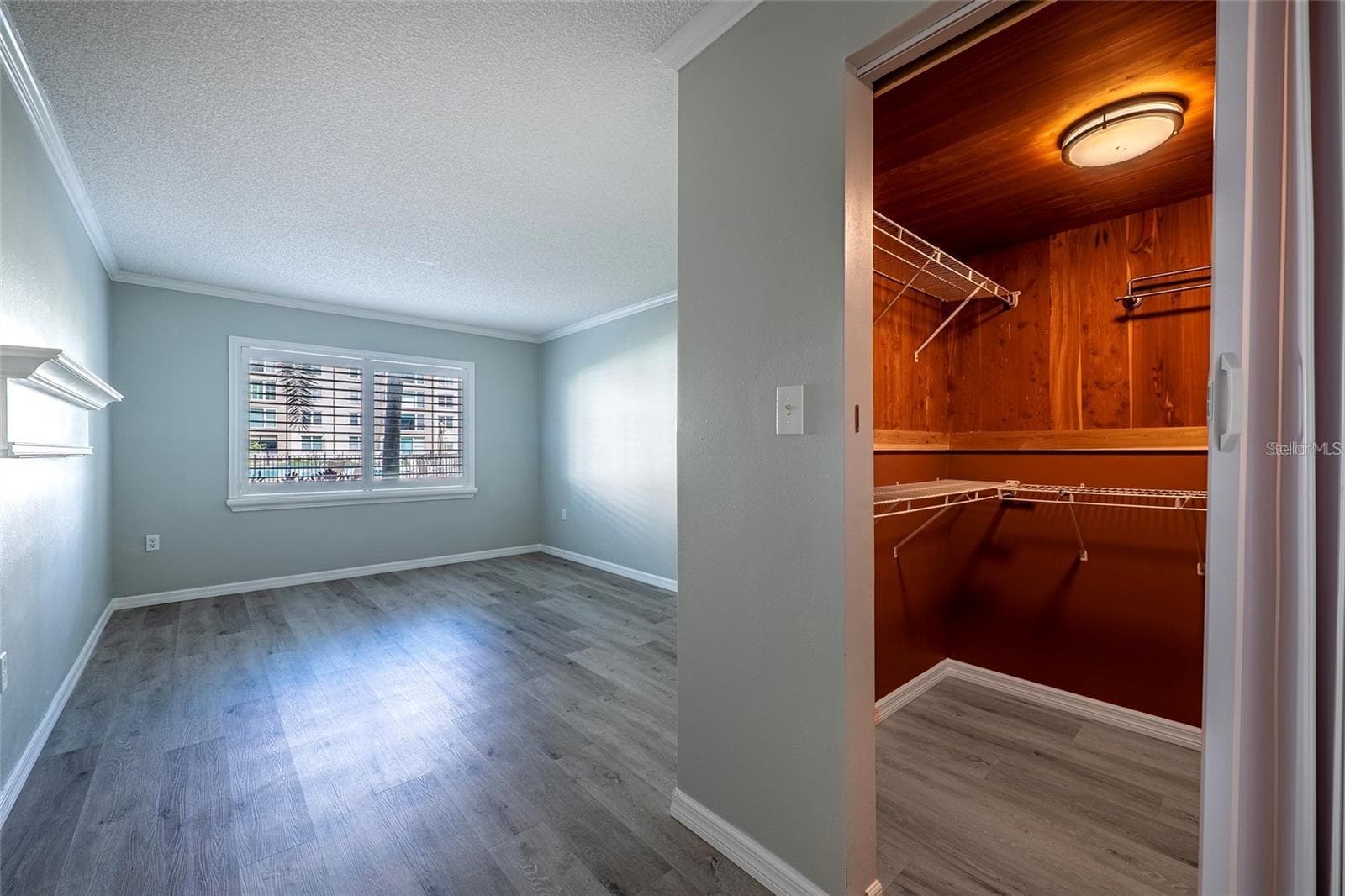 Master Bedroom features a walk in cedar closet - 620 EDGEWATER DR #103, DUNEDIN