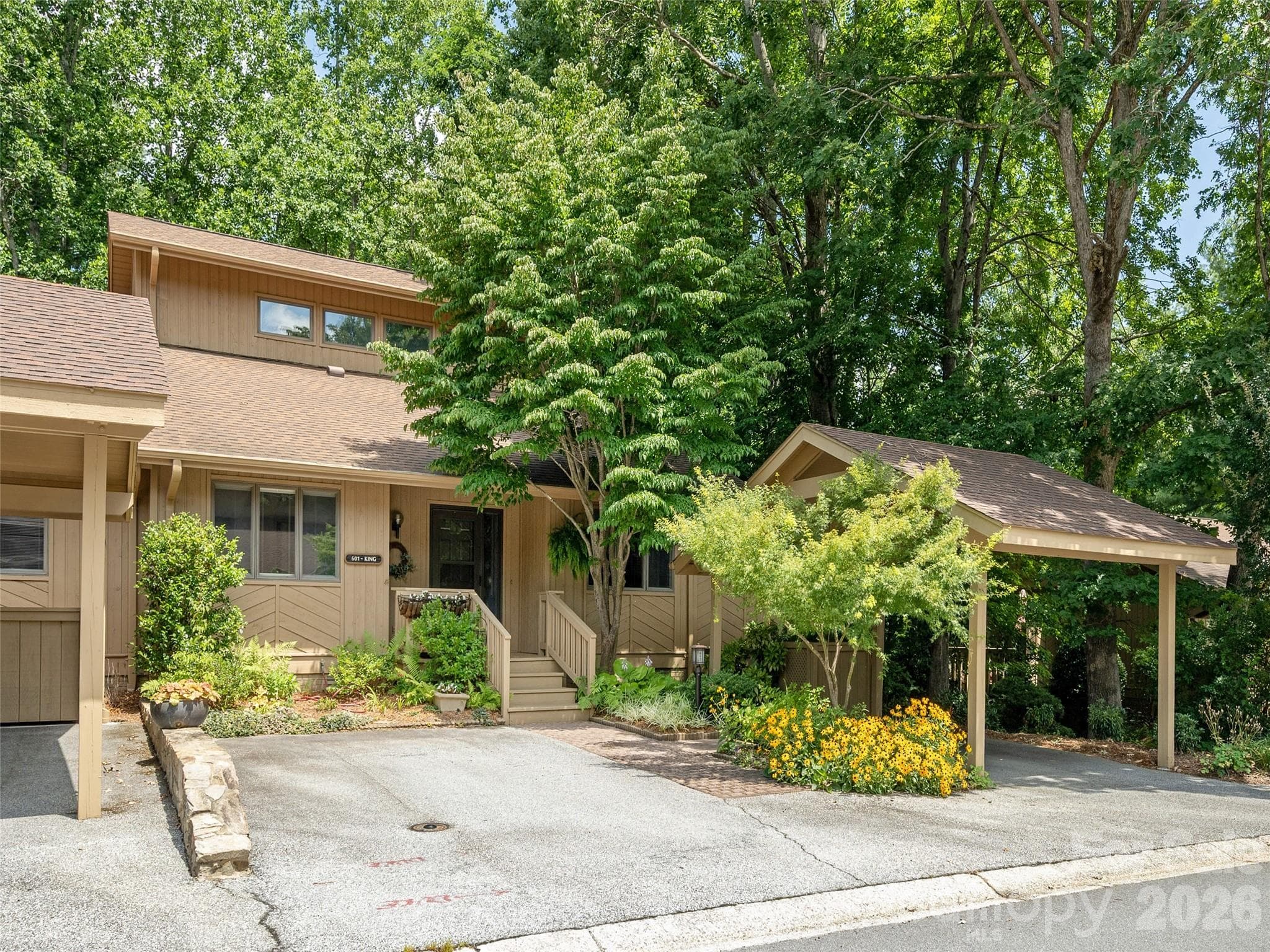 Condominium at 601 Red Oak Drive, Hendersonville, photo 2 of 41