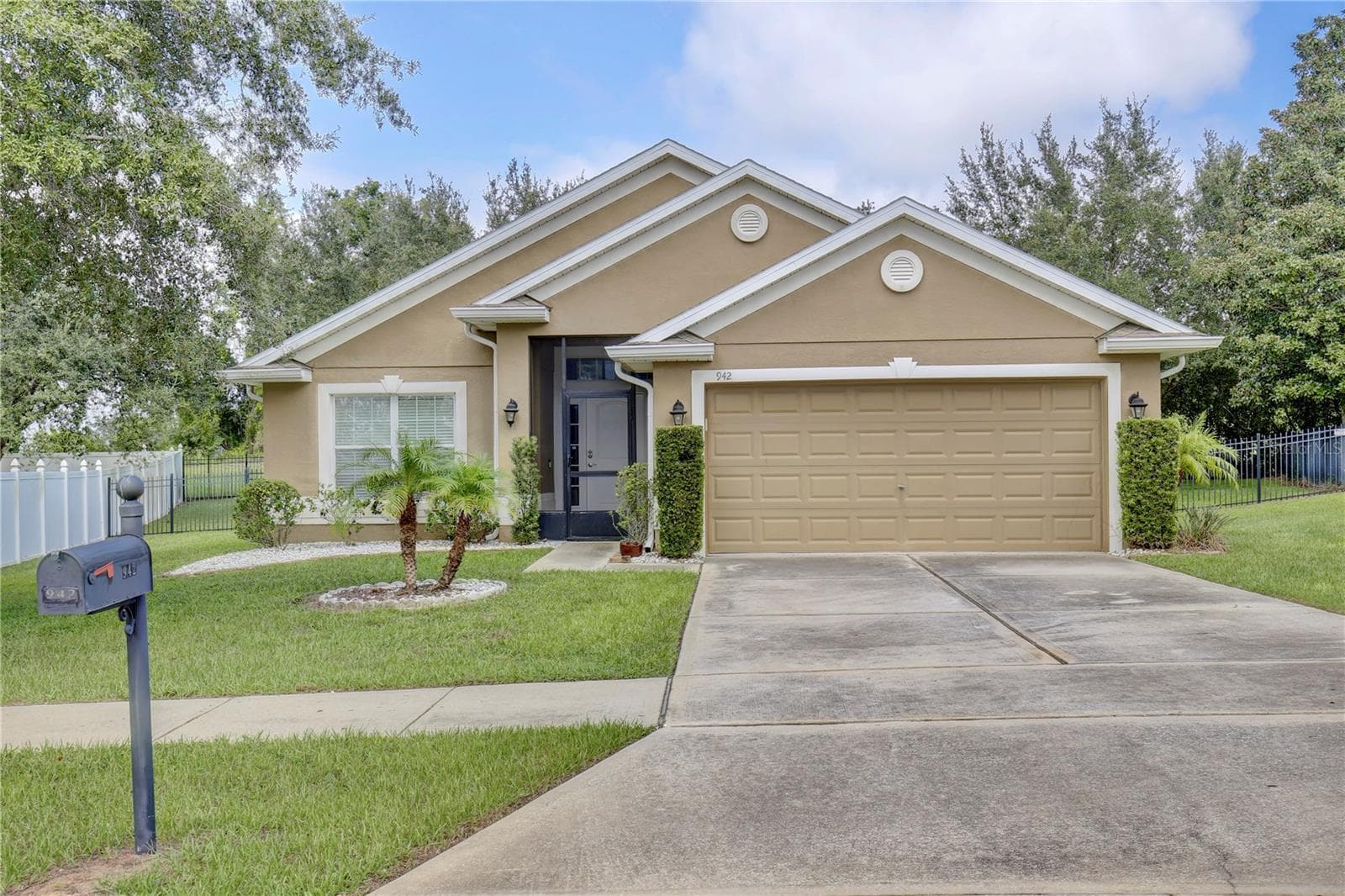 942 WILLOW OAK LOOP